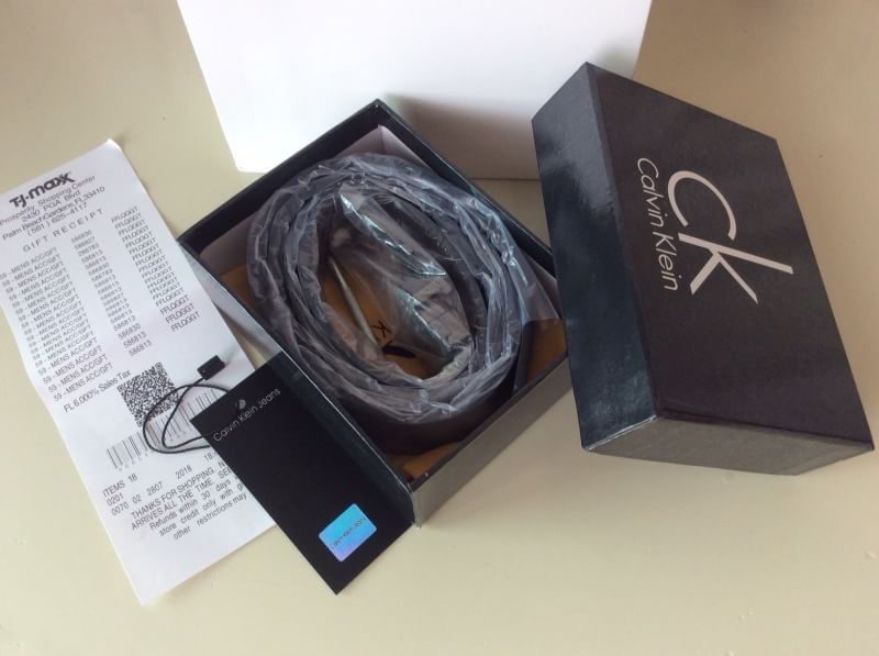 Calvin Klein Real leather เข็มขัดผู้ชาย Calvin Klein Real leather หนังแท้ หัวเข็มขัดตัวอักษรแบรนด์ CK ดูเก๋มีสไตล์ New item! ชุดของขวัญสำหรับคุณผู้ชาย เข็มขัด ที่ใครหลายคนรอคอย ดีไซน์เรียบหรู ตามแบบฉบับของCKเลยคะ จะ ซื้อเป็นของขวัญ ของฝาก ปีใหม่ ดีเลิศค่า