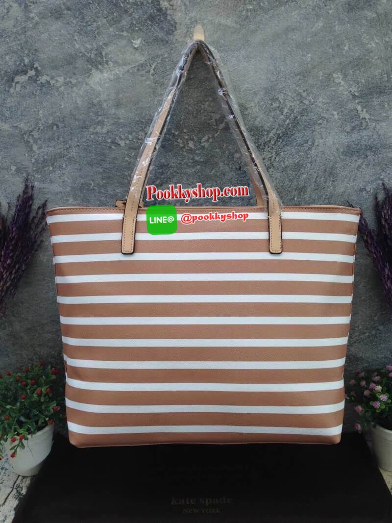 พร้อมส่งรุ่นหายาก! KATE SPADE HYDE LANE STRIPED RILEY LEATHER TOTE BAG กระเป๋าสะพายทรง Tote Bag หนังสวยอยู่ทรงโดดเด่นที่สีทูโทนลายทางห้อยโลโก้TAGที่หูกระเป๋า ด้านหน้าประดับโลโก้ มี1ช่องใส่ของ ภายในมีช่องซิป และช่องใส่มือถือ กว้างและจุ ใส่ ipad notebook เอ