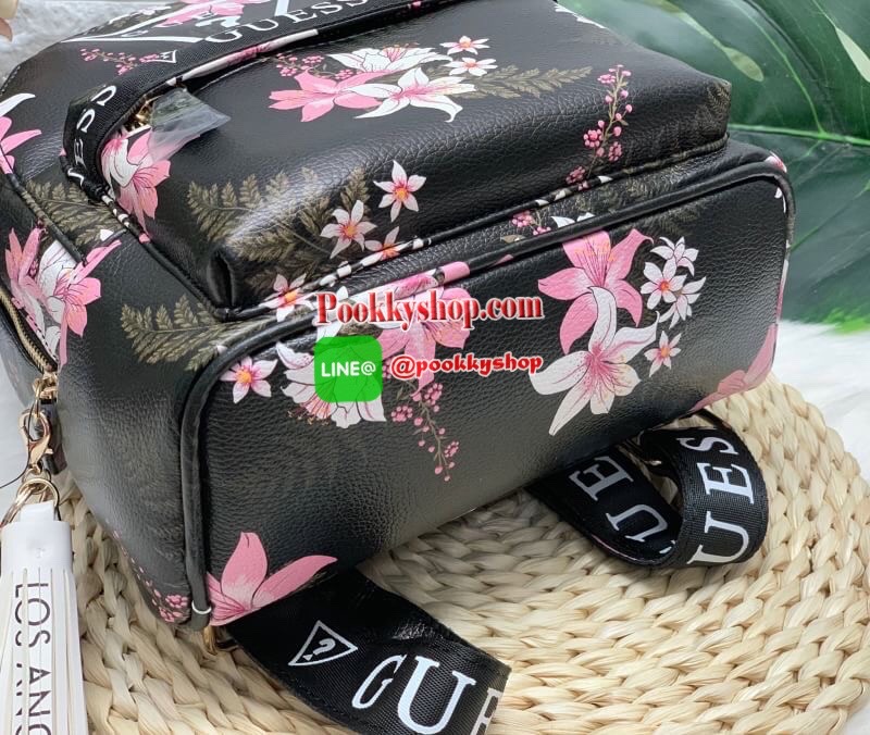 New !! GUESS GESABEL GYM BACKPACK กระเป๋าสะพายหลังได้//สะพายข้างได้ วัสดุหนังนิ่ม น้ำหนักเบา รูปทรงน่ารักมากๆค่ะ ด้านหน้ามีช่องซิปหนึ่งช่อง เปิดปิดกระเป๋าด้วยซิป มีพวงพู่แบรนด์ห้อยเพิ่มความเก๋เข้ามาให้ด้วย พวงพู่สามารถถอดแยกออกได้ด้วยค่ะ ภายในกระเป๋าโล่งก