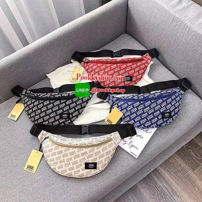New! กระเป๋าสไตล์คาดอกจาก Vans วัสดุโพลีเอสเตอร์กันน้ำได้เล็กน้อย ทำลวดลายโลโก้แบรนด์ทั้งใบ เปิดปิดแบบซิปที่ด้านหน้า ด้านในมีช้องซิปเล็กให้ 1 ช่อง สามารถใส่กระเป๋าเงินใบยาวและiPhone plus ได้สบายๆค่ะ สายคาดอกปรับสายได้ตามต้องการ มีทั้งหมด 4 สีให้เลือกค่า