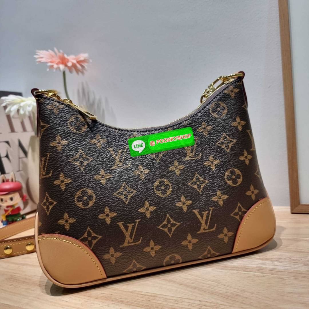 LV boulogne bag กระเป๋าสะพาย ดีไซน์คลาสสิครุ่นสุดปัง ขนาดกำลังดี ใช้งานได้สะดวกคล่องตัว วัสดุหนังแคนวาสทนทาน ปากกระเป๋ามีซิปเปิดปิด ภายในโล่งกว้าง ใส่ได้ทั้งกระเป๋าสตางค์ใบยาว มือถือ ของจำเป็นต่างๆ มาพร้อมสายสะพาย ปรับได้ตามชอบ และสายโซ่คล้องไหล่อีกหนึ่งเ