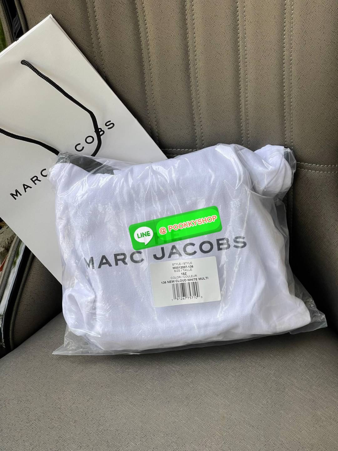 💕 Marc Jacobs Snapshot Bag กระเป๋าแบรนด์ดังจากสัญชาติอเมริกัน นับได้ว่ารุ่นนี้เป็นรุ่นทรงฮิตของ marc jacobs เลยทีเดียว โดยด้านหน้ากระเป๋าจะเป็นโลโก้แบบโลหะที่เป็นสัญลักษณ์ของแบรนด์นี้ มาพร้อมสายสะพายที่จะสะพายยังไงก็ดูโดดเด่น เพราะขนาดใหญ่ที่สกรีน
