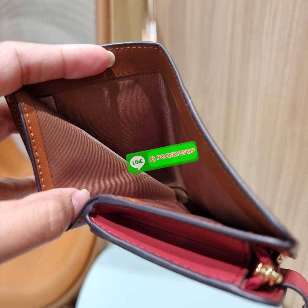 COACH C8730 MEDIUM CORNER ZIP WALLET IN SIGNATURE CANVAS WITH WILDFLOWER PRINT คอลเลคชั่นใหม่ กระเป๋าสตางค์ใบกลาง ดีไซน์ใหม่ สุดหรู คละลายพริ้นท์เต็มใบ น่าใช้ไปอีก วัสดุหนังแคนวาสเคลือบลาย ภายในมีช่องใส่บัตร ใส่ธนบัตรได้ครบ และมีช่องซิปแยก ใบจริงสวยมากๆ แ