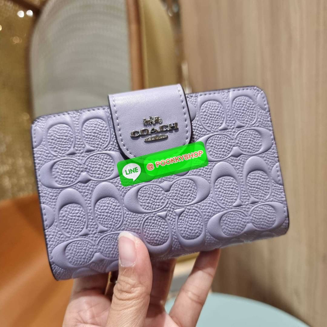 COACH C5896 MEDIUM CORNER ZIP WALLET IN SIGNATURE LEATHER คอลเลคชั่นใหม่งานหรู งานดูแพง จัดให้เลย!! กระเป๋าสตางค์ใบกลาง ดีไซน์ใหม่ สุดหรู แค่เห็นก็ต้องเลิฟ ถือใช้ขับผิวทุกสี วัสดุหนังแท้ปั๊มลายนูนสวยคม ภายในมีช่องใส่บัตร ใส่ธนบัตรได้ครบ และมีช่องซิปแยก ใบ