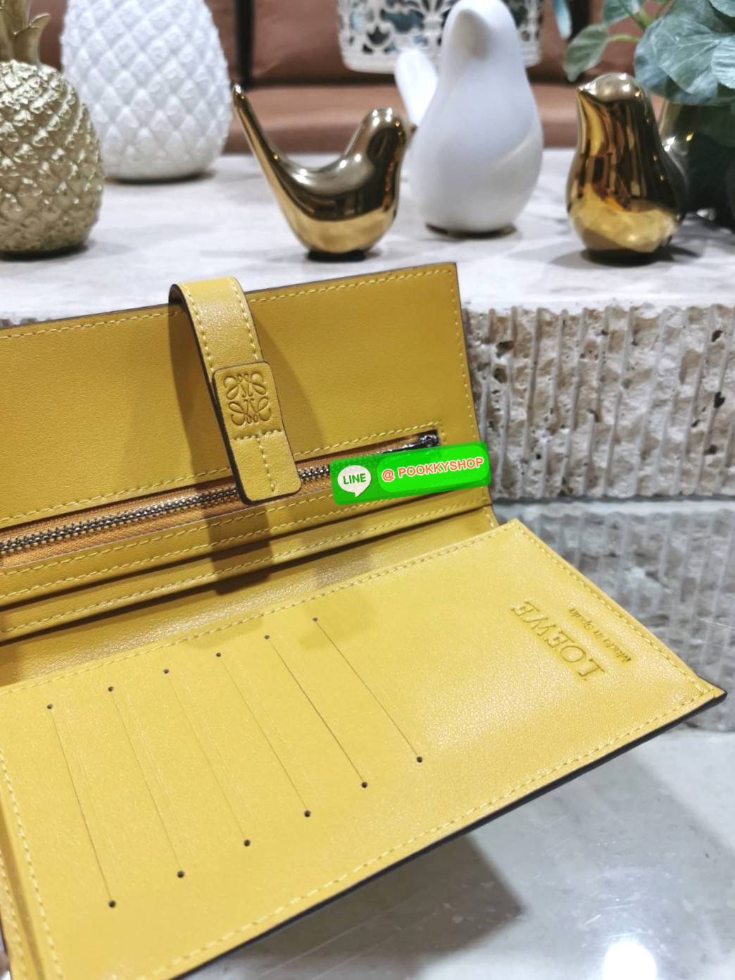 ✴️Don't Miss!✴️NEW! LOEWE LONG WALLET BAG VIP GIFT WITH PURCHASE-GWP กระเป๋าพรีเมี่ยมกิ๊ฟ Limited จาก LOEWE DUTYFREE COUNTER วัสดุหนังแท้เทคเจอร์สวยอยู่ทรงปั้มโลโก้แบรนด์ด้านหน้าเปิดปิดด้วยกระดุม ภายในมีช่องใส่ธนบัตรหลายช่อง ช่องหลักสาม
