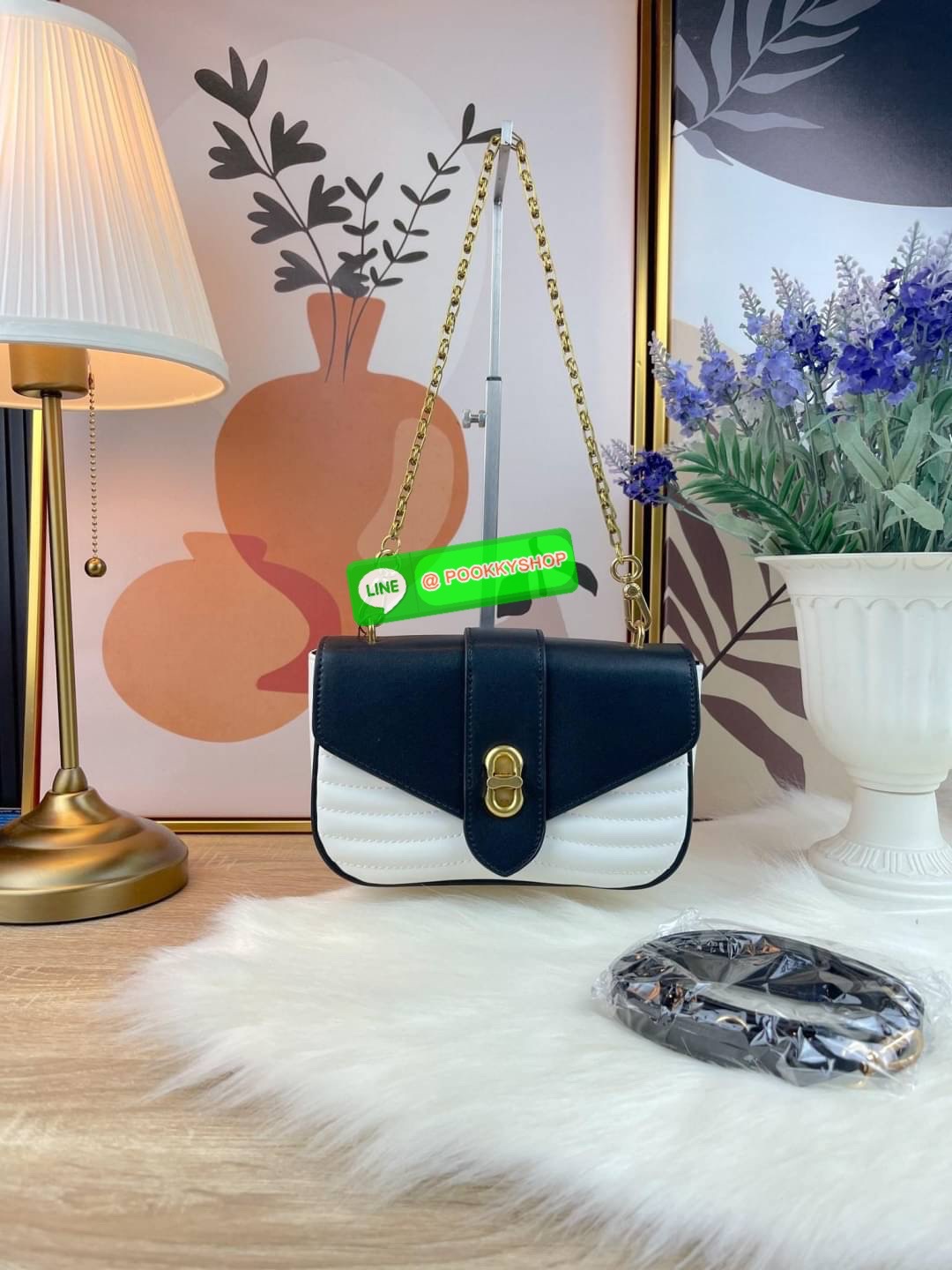 Charles & Keith Aubrielle Chain-Handle Panelled Crossbody Bag กระเป๋าสะพายข้างดีไซน์คลาสสิกขนาดกำลังพอเหมาะ ตัวกระเป๋าทำtextureลายนูนที่ด้านหน้าเพิ่มความโดดเด่น มาพร้อมสายสะพายโซ่สีทองหรูหราแบบคล้องแขน/คล้องไหล่และยังมีสายหนังสะพายยาวแบบปรับและถอดสายได้ ต