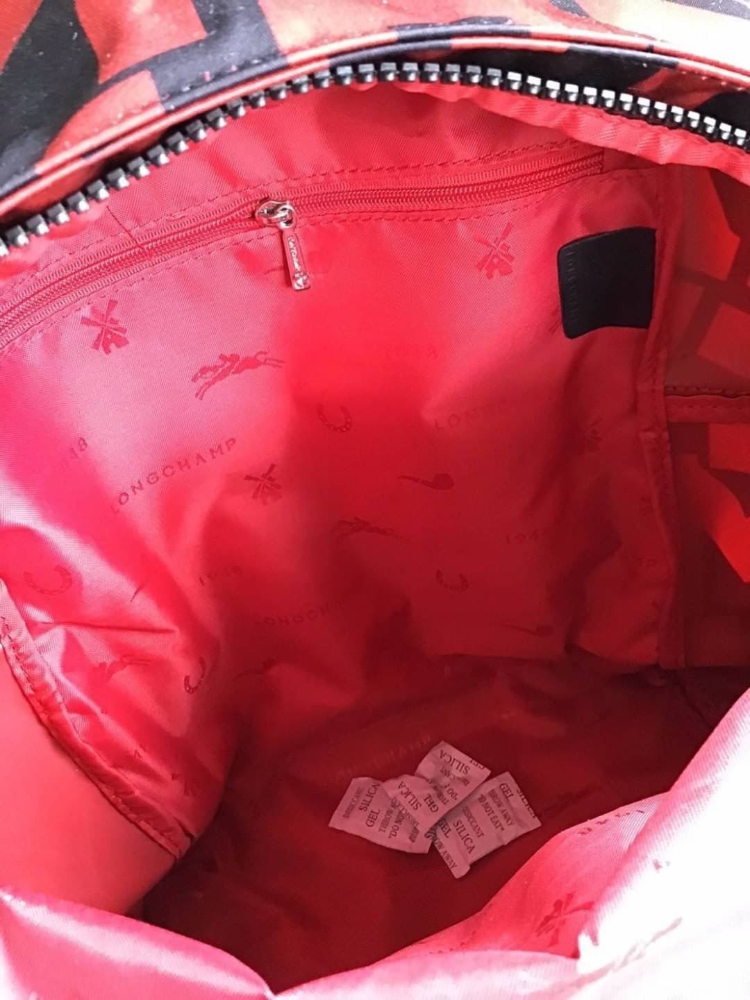 LONGCHAMP LE PLIAGE LGP BACKPACK รายละเอียด • วัสดุ: ผ้าใบ • อะไหล่: นิกเกิล • ตัวกระเป๋า: ผ้าใบโพลีอะไมด์เคลือบด้านใน • ตกแต่ง: หนังวัว รายละเอียดภายนอก • การปิด: ด้วยซิป • สายสะพาย: เลื่อนปรับระดับได้ • ช่อง: 1 ช่องซิป ภายใน • ช่องใส่ของ: 1 ช่อง ช่องด้า