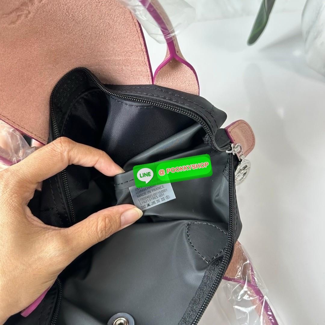 Longchamp Le Pliage Eiffel Tower Tote Bag S 🔖 Collection ใหม่ล่าสุดโดดเด่นด้วยลายปักหอไอเฟลขนาดกระทัดรัดจุของได้เยอะ 🔖วัสดุ : ไนลอนกันน้ำ 🔖เปิด-ปิด ด้วยฝาปิดกระดุมแป๊กมีซิปปิดด้านบน ภายในช่องโล่งกว้างสามารถใส่ iPad ได้ มีช่องแยกด้า