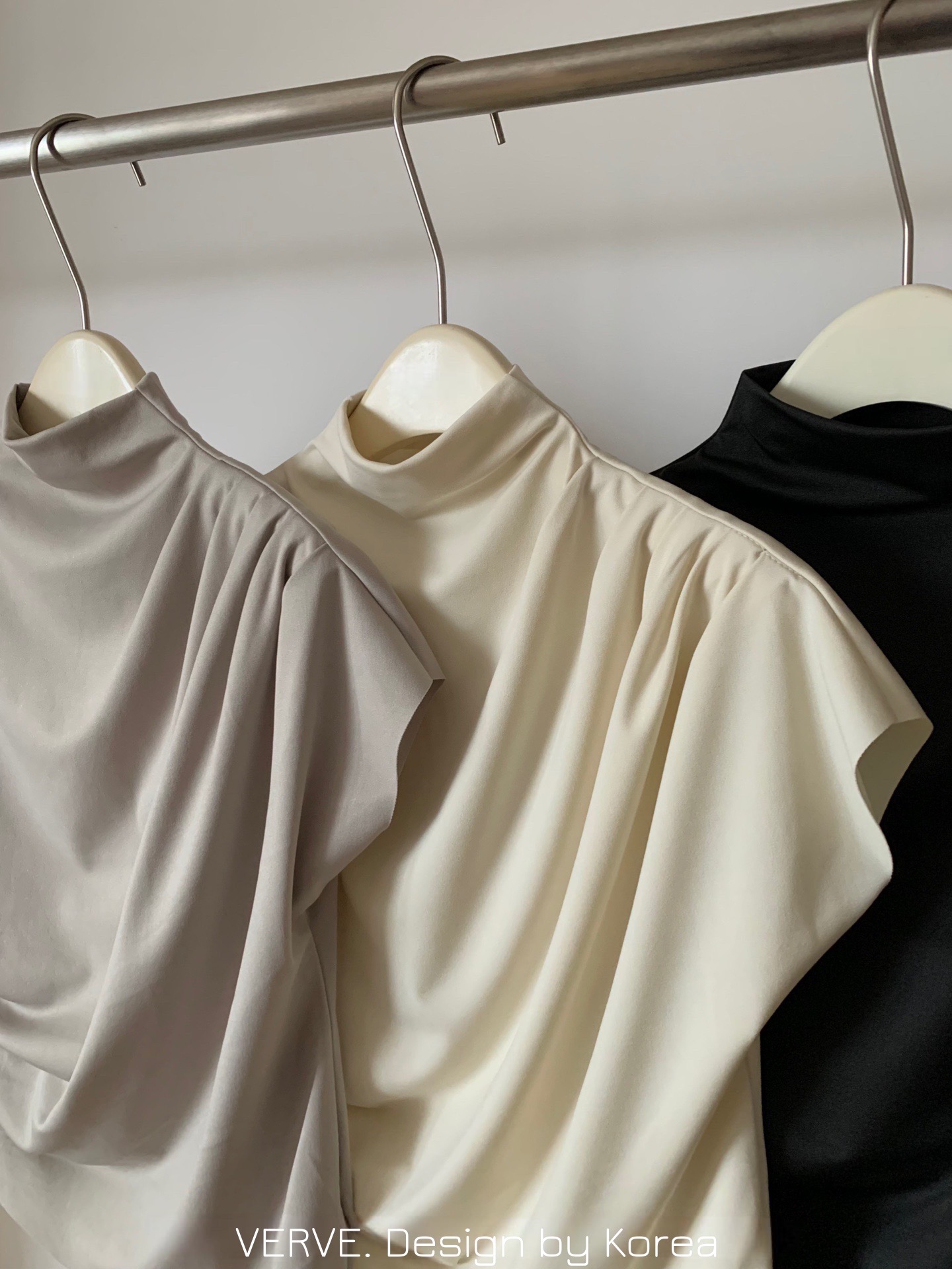 เสื้อแฟชั่น เสื้อแขนสั้นคอปีน ไหล่และเอวจับจีบระบายเฉียงพริ้วสวย