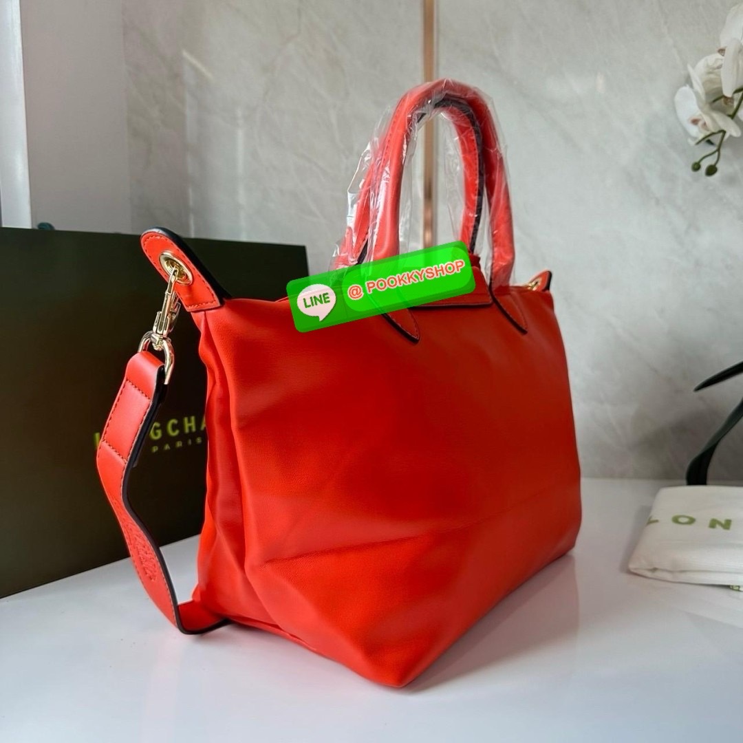 LONGCHAMP Le Pliage Xtra L Leather Handbag 🔖กระเป๋าสะพายคอสบอดี้ รุ่นใหม่โด่ดเด่นลูกเล่นของลูกปัดห้อยสีสันสดใส ทำให้กระเป๋าดูมีลูกเล่นมากขึ้น 🔖วัสดุ : หนังวัวทั้งใบนิ่มน่าสัมผัส 🔖เปิด-ปิดแบบกระดุมแป็ก มีซิปปิดปากกระเป๋าอีกชั้น ป้อง
