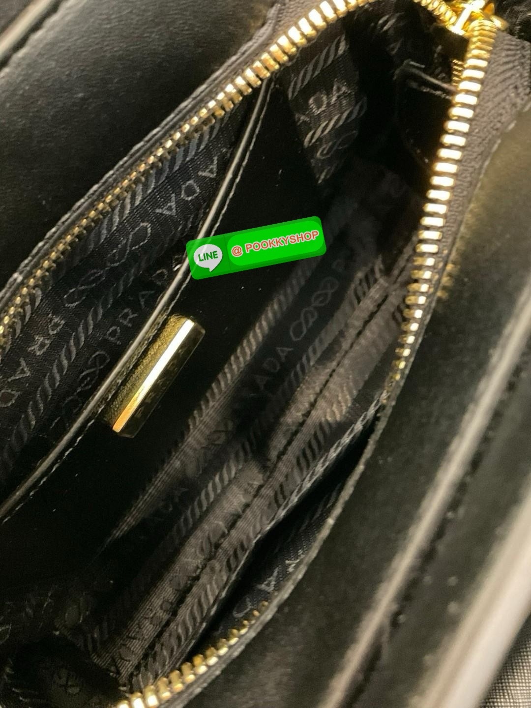 NEW ARRIVIAL มาใหม่กับกระเป๋าถือทรงยอดฮิต จากแบรนด์ PRADA อะไหล่ทองใบ ตัวกระเป๋าอยู่ทรงสวย ลาย SAFFIANO เปิดปิดด้วยซิป ด้านในมีช่องแยกและช่องใหญ่ แบ่งเก็บของได้เป็นสัดส่วน ขนาดกำลังดี ใส่ของได้หลากหลาย ใส่กระเป๋าสตางค์ใบกลางได้ มาพร้อมสายยาวสะพาย CROSSBOD