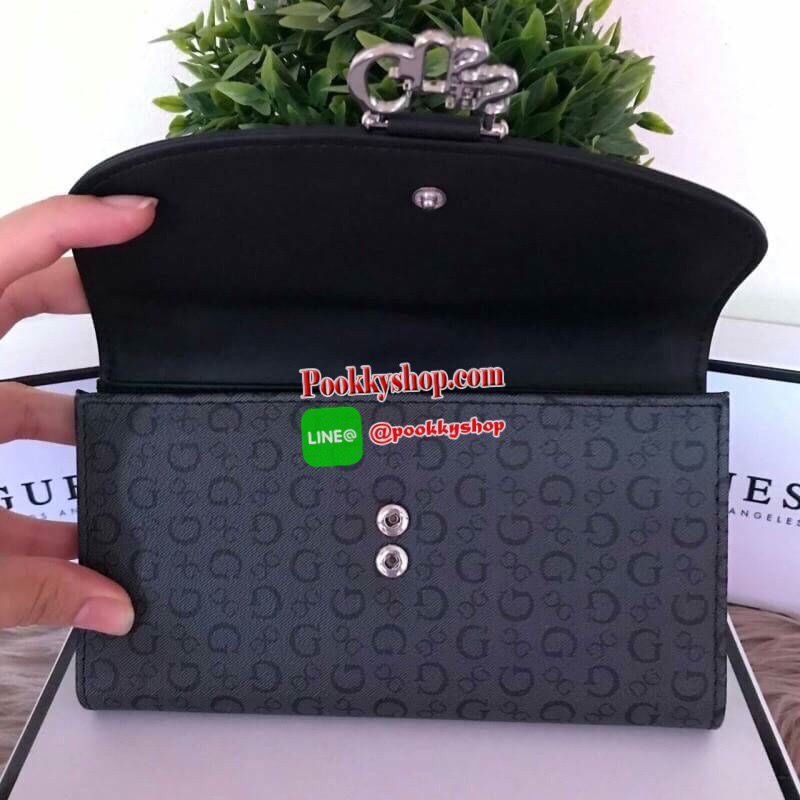 Guess leather wallet กระเป๋าสตางค์ใบกลาง ด้านหน้าแต่งโลโก้แบรนด์โลหะสวยหรูลายซิกเนเจอร์ของแบรนด์ ภายในมีช่องใส่ธนบัตร บัตรต่างๆ ช่องใส่รูป มีช่องยาว 3 ช่อง ใส่ธนบัตร ด้านหลังมีช่องซิปใส่เหรียญ ปิดเปิดใช้งานสะดวก ถือถนัดมือ ขนาดกำลังพอเหมาะ ดีไซร์หรูสวยงาม