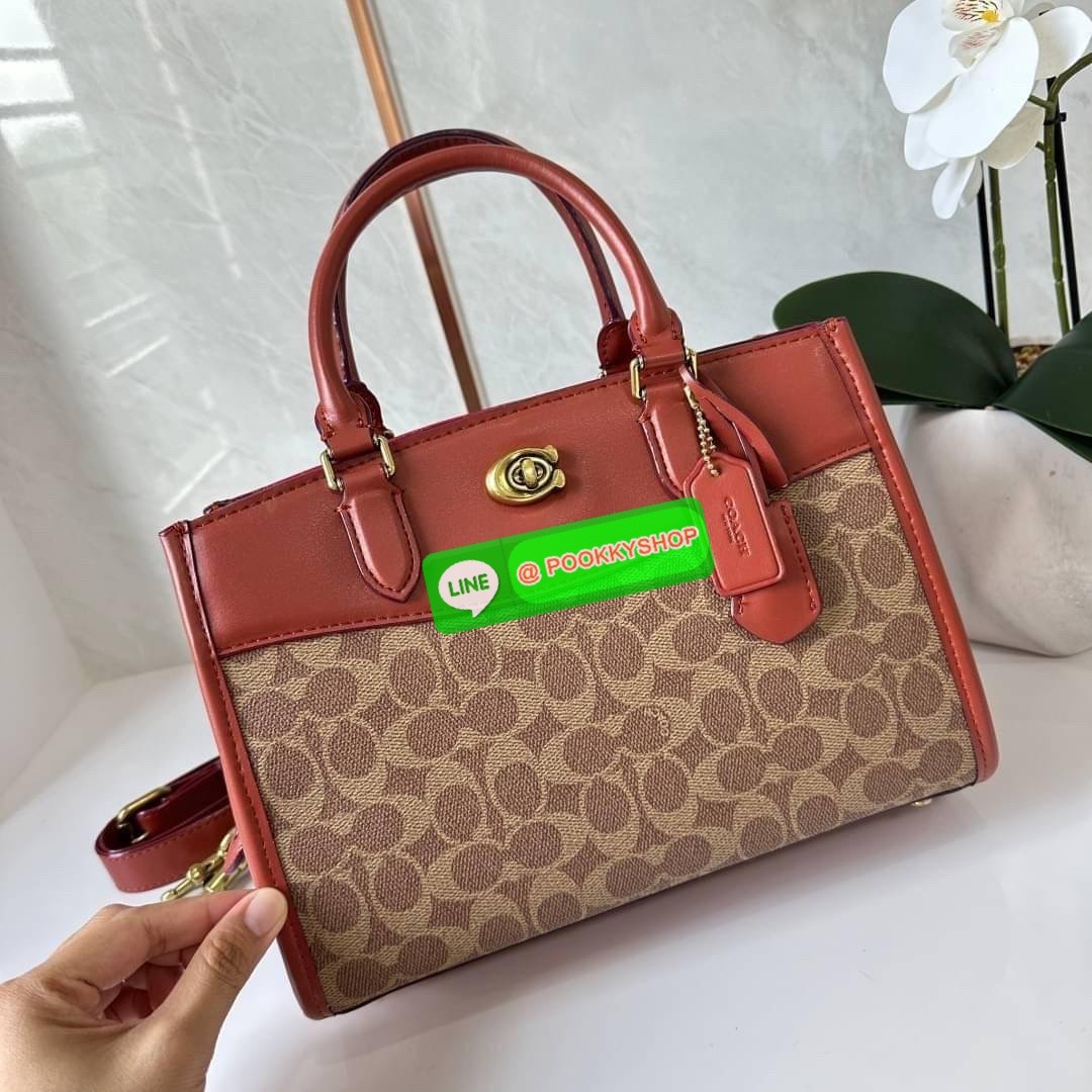 COACH BROOKE CARRYALL 28 (CE733) กระเป๋าถือหรือสะพายข้าง สุดหรู ลุคคุณนาย ให้วัสดุแคนวาสตัดหนังแท้ ภายในกว้าง แบ่งช่องเป็นสัดส่วน มีช่องซิปตรงกลาง สายสะพายถอดออกได้ จะถือหรือสะพายแมทซ์ได้หลายลุคเลยค่ะ