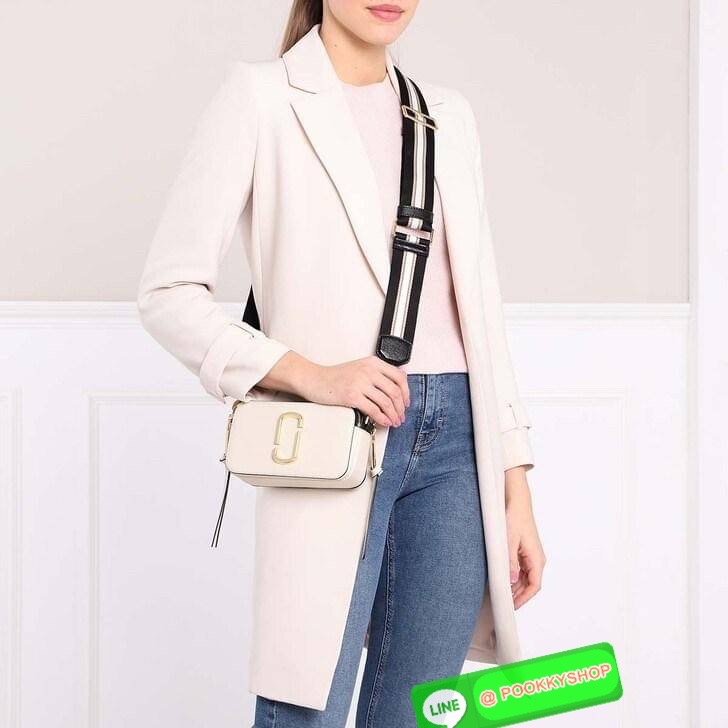 💕 Marc Jacobs Snapshot Bag กระเป๋าแบรนด์ดังจากสัญชาติอเมริกัน นับได้ว่ารุ่นนี้เป็นรุ่นทรงฮิตของ marc jacobs เลยทีเดียว โดยด้านหน้ากระเป๋าจะเป็นโลโก้แบบโลหะที่เป็นสัญลักษณ์ของแบรนด์นี้ มาพร้อมสายสะพายที่จะสะพายยังไงก็ดูโดดเด่น เพราะขนาดใหญ่ที่สกรีน