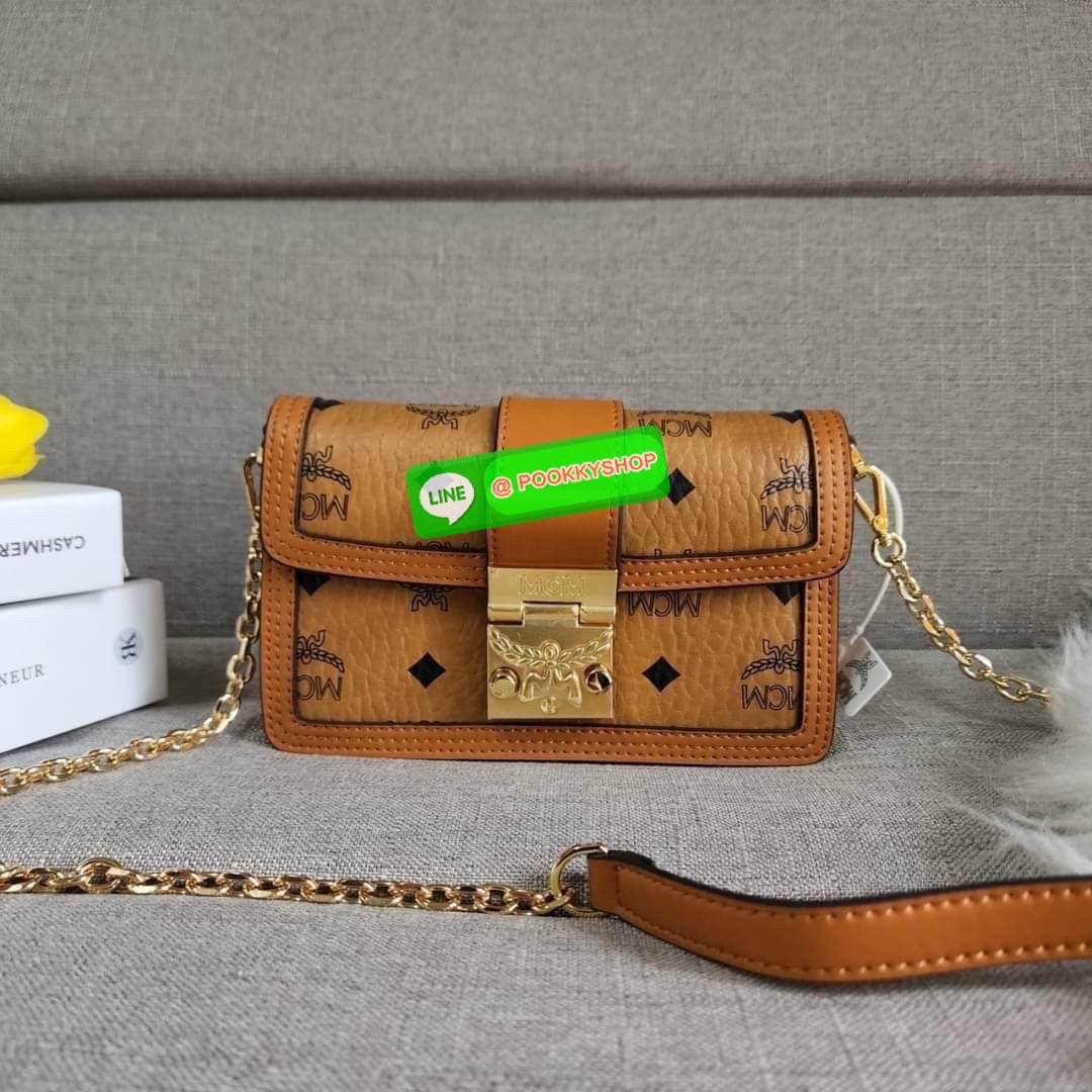 MCM Gretl Cossbody in visetos กระเป๋า Gretl กระทัดรัด ไอเทมใหม่ สุดฮิต ที่สาวๆต้องมีคะ วัสดุหนังแคนวาส ตัดหนังแท้ มาพร้อมสายสะพายโซ่อะไหล่สลับหนัง ข้างช่องโล่งสามารถใส่มือถือ iPhone Pro max ได้เหมาะสำหรับสะพายเที่ยวชิวๆในวันหยุดพักสบายๆ สีน้ำตาลคอนยัคทีแม