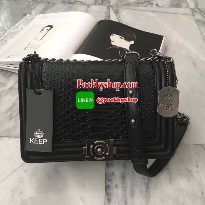 สินค้าขายดี มากี่รอบๆ ก้อหมดเกลี้ยง ทางร้าน ได้กระเป๋า จากแบรนด์ KEEP ทรงเดียวกับ Chanel boy เลย รุ่น KEEP shoulder Luxury small chain bag สวย หรู เท่ มากๆ เลยน๊า กระเป๋าอยู่ทรง ลายหนังจรเข้ สวยงามมากคะ สายโซ่ มีที่รองไหล่ สะพายสบายคะ สายปรับ สั้น ยาวได้ค