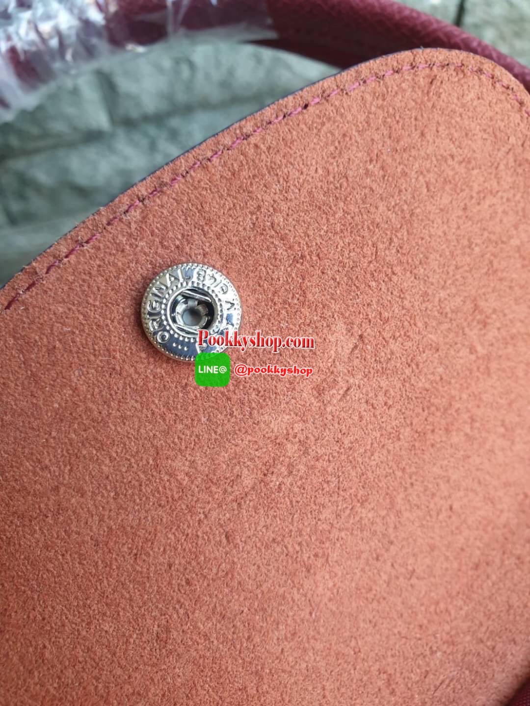 Longchamp Le Pliage Club Tote Bag Size L หูยาว วัสดุเนื้อผ้า Nylon Canvas เคลือบกันนำ้ ตัดด้วยหนังแท้ที่มีน้ำหนักเบา ดีไซน์เรียบง่ายแต่เต็มไปด้วยความคลาสสิก จนเป็นที่ชื่นชอบไปทั่วโลก Longchamp ปรับโฉม LE PLIAGE ด้วยการปักลายรูปม้า-ตราสัญลักษณ์ของแบรนด์บนผ