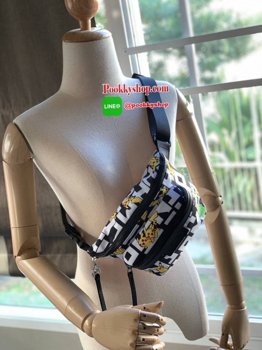 LONGCHAMP LE PLIAGE COLLECTION POKEMON POUCH BAG อีกหนึ่งความน่ารักสดใสจากลองฌอมป์ที่จัดให้ "ปิกาจู" ไปวิ่งเล่นอยู่บนกระเป๋าที่ออกมาเป็นซีรีส์ซะเลย และยังคงความ Le pliage เพื่อให้เหมาะกับทุกเพศทุกวัย เป็นคอลเลคชั่นลิมิเตทสำหรับฤดูกาลนี้เท่านั้น