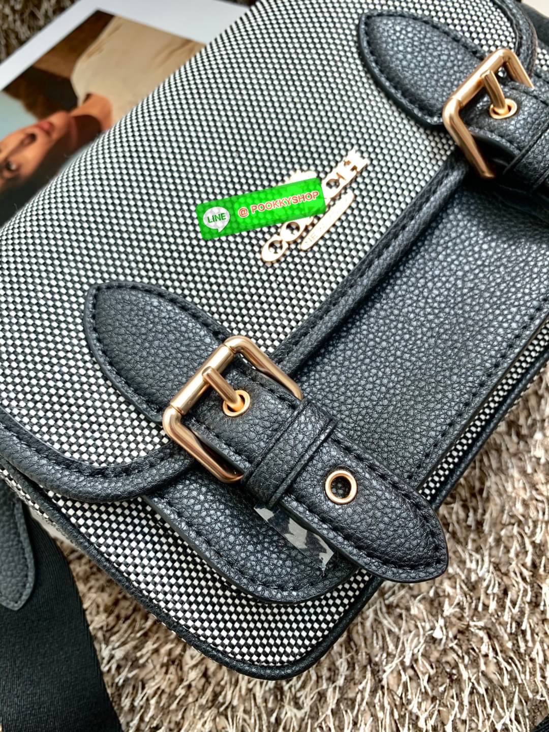 COACH LUCY CROSSBODY BAG((CA622)) 🔹พร้อมส่ง กระเป๋าสะพายแบบครอสบอดี้ร์ ทรงเก๋ วัสดุ แคนวาส+หนังแท้ ได้ลงตัวสวยงาม 🔹เปิดปิดกระเป๋าแบบกระดุมแป๊กสองข้าง ภายในมีข่องให้ใส่ของ3ช่องด้วยกัน ช่องค่อนข้างกางออกได้กว้าง จุของได้หลายอย่างเลยค่ะ มีช่อ