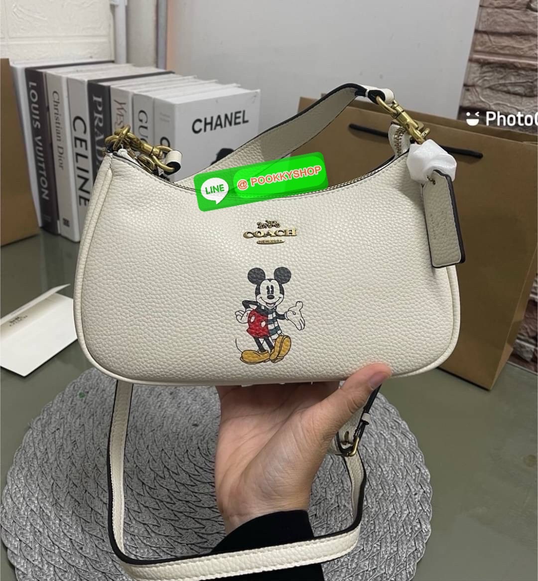 COACH CM859 Disney X Coach Teri Shoulder Bag With Mickey Mouse (mouse)✨ Coach CM859-กระเป๋าขนาดที่น่ารักจนใจบาง 🌸✨ หนังเรียบ ชัด เพิ่มความหวานแบบมีพลัง ใช้งานง่าย หิ้วก็ได้ สะพายก็สวย สลับสายได้ 2 แบบในใบเดียว น้ำหนักเบา ฟังก์ชันครบ