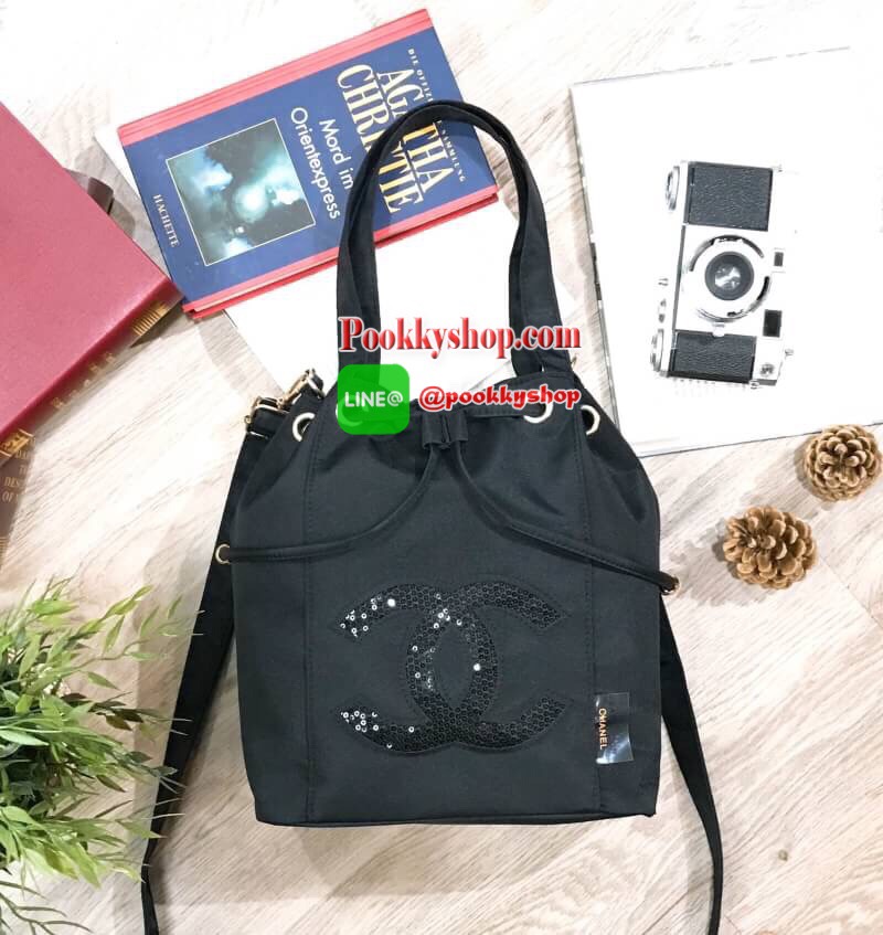 พร้อมส่งไอเท็มแนะนำ!!! Chanel Beaute Black Sequin Dreawstring Shopping Bag VIP GIFT Limited Edition ของแท้นำเข้าจากเคาน์เตอร์เครื่องสำอางค์ Chanel ขนาดกำลังดี น้ำหนักเบา ด้านหน้าประดับโลโก้แบรนด์สุดคลาสสิค เปิดปิดแบบหูรูด Drawstring พร้อมกระดุมแม่เหล็ก ซั