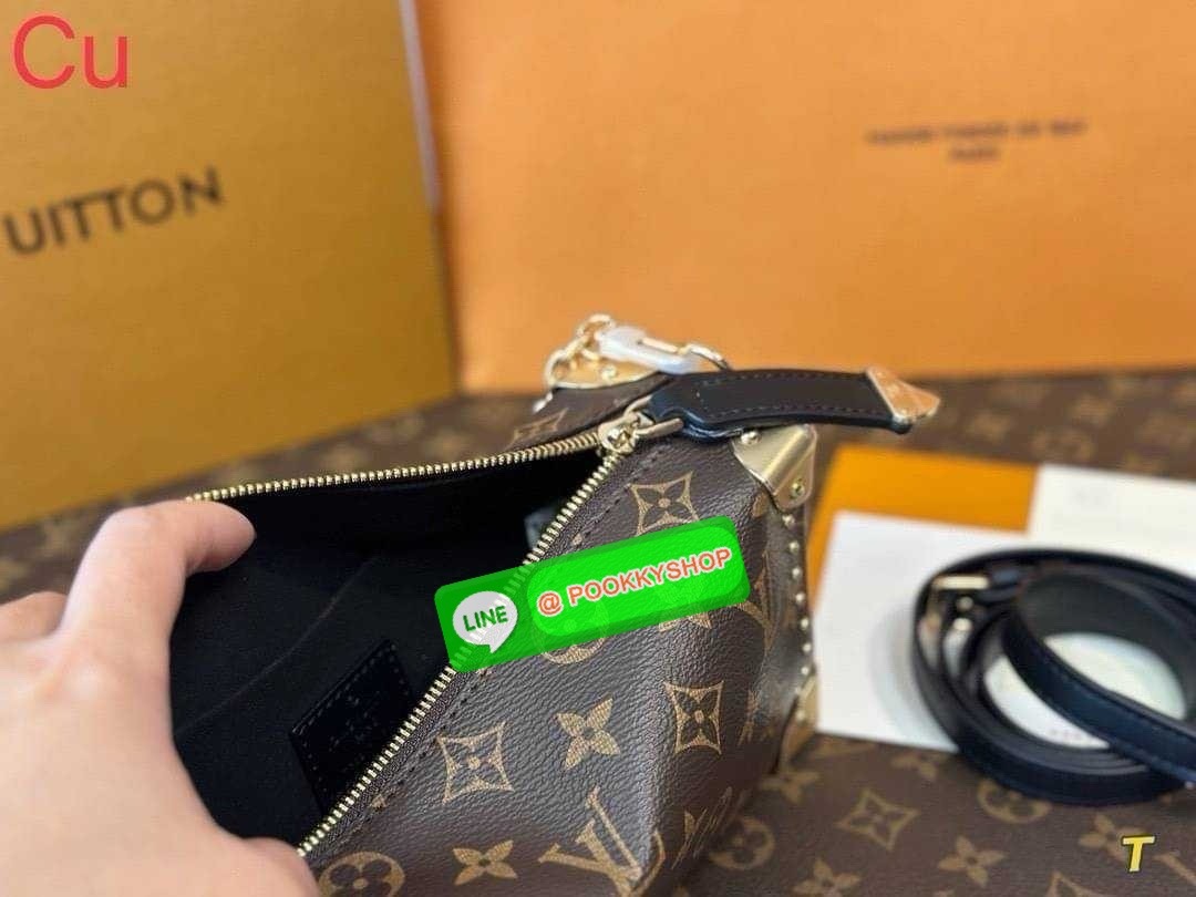 LV Slim Trunk Monogram Canvas Bag กระเป๋าสะพายทรงสลิม สุดยอดไอโคนิค ทรงสวย สวยมีเสน่ห์ แต่งหมุดเพิ่มร็อคแอนด์โรลด์ตามสไตส์แบรนด์ โดดเด่นด้วยหมุดเข้ามุม คล้องแขนคล้องไหล่เก๋ๆ หรือสะพายข้างชิคๆ พร้อมตอบรับได้ทุกลุค ทุกสไตล์ไปเลยจ้า