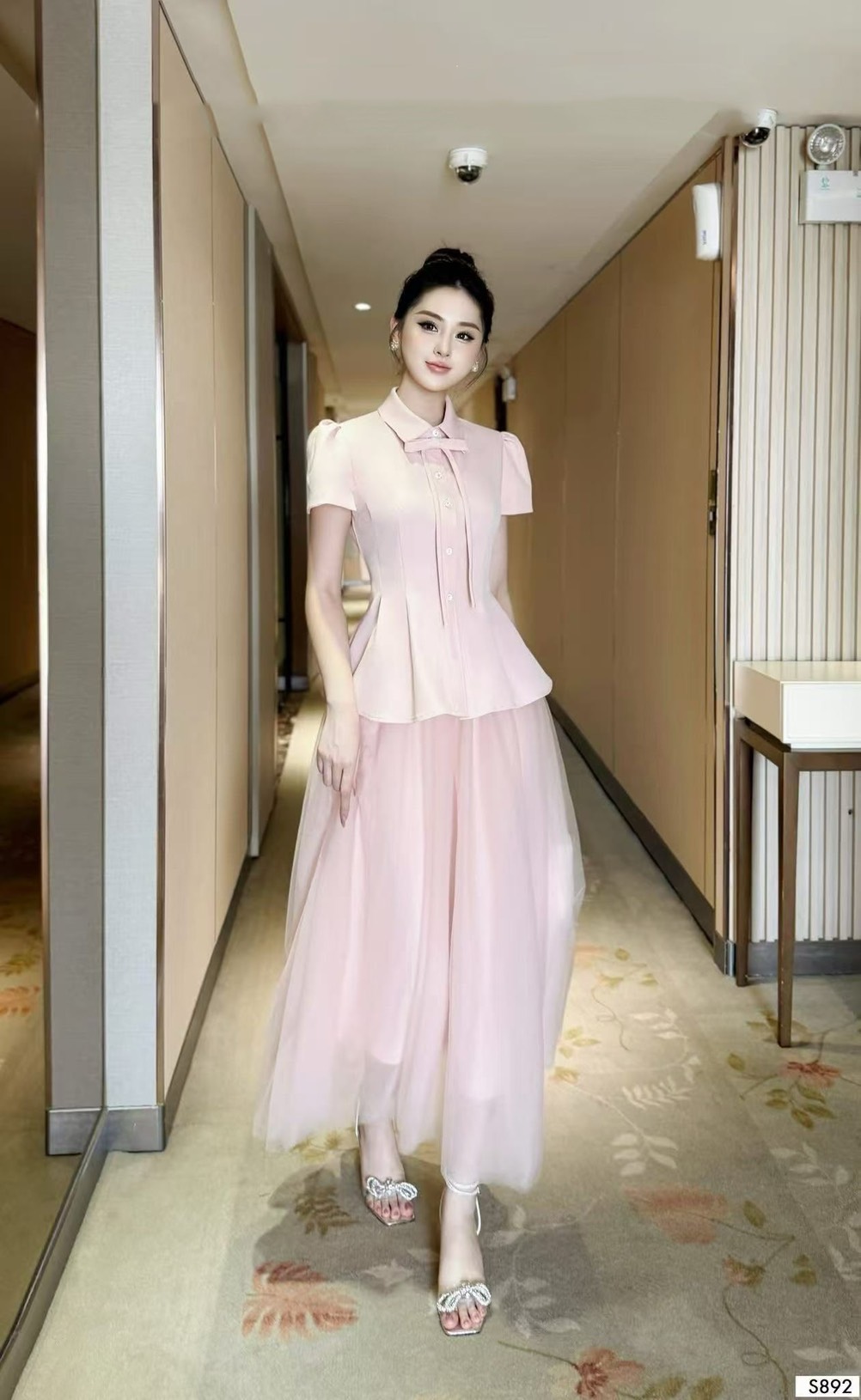 ชุดเซทแฟชั่น Set.3 ชิ้นเสื้อ+ กระโปรง+เข็มกลัด เสื้อแขนสั้นคอปกสีชมพู ดีเทลแต่งกระดุมเพชรด้านหน้า