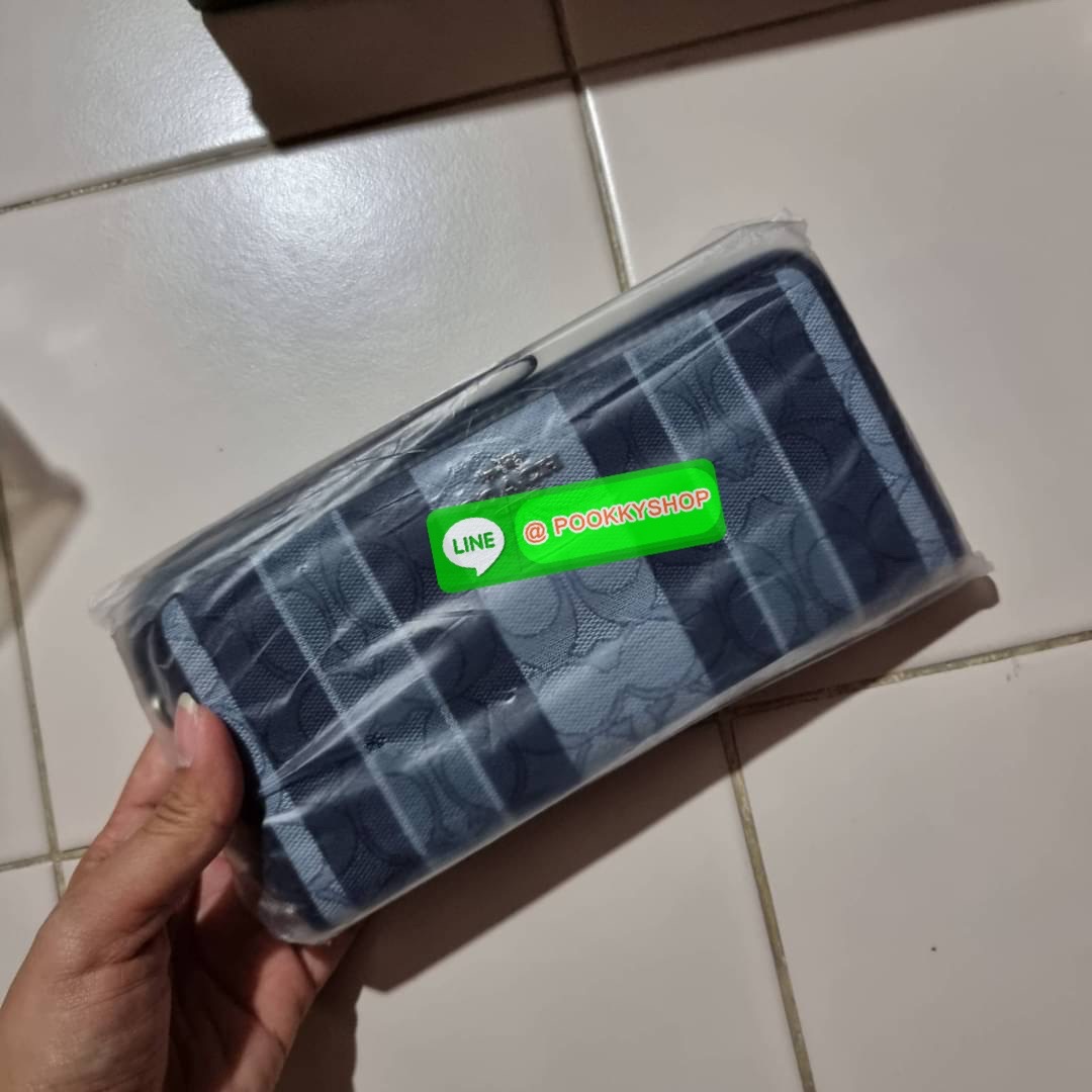 COACH C8313 LONG ZIP AROUND WALLET WITH SIGNATURE JACQUARD WITH STRIPES พร้อมเสิร์ฟความเลิศหรู ใหม่ล่าสุด กระเป๋าสตางค์ใบยาวกึ่งคล้องมือ ดีไซน์ผู้ดี๊ผู้ดี รุ่นขายดี ถือใช้คือขับผิวสุด!! วัสดุผ้า jacquard ลวดลายดูแพง มาพร้อมสายคล้องมือ ถอดออกได้ ภายในใส่บั