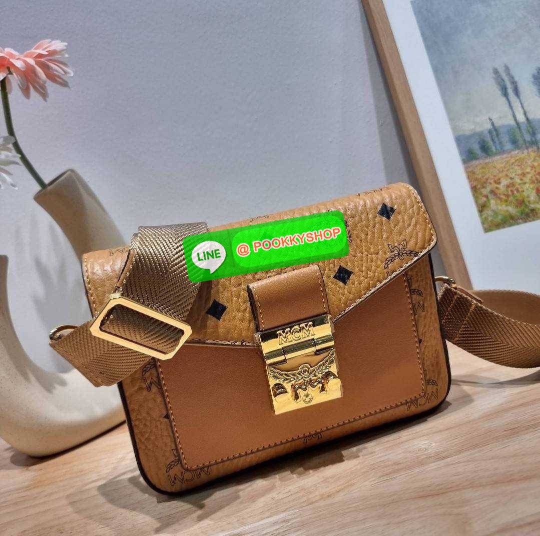MCM SMALL MILLIE CROSSBODY IN VISETOAS กลับมาแน่นๆกับไอเท็มสุดฮิต!! ดาราเซเลปใช้กันเพียบ กระเป๋าสะพายข้าง ดีไซน์กึ่งสปอร์ต แต่แฝงความหรูในตัว ใช้งานง่ายด้วยขนาดที่พอเหมาะ และสายสะพายสปอร์ตที่สะพายคาดได้สะดวก จะสะพายข้าง สะพายแบบคาดอก ก็ดูดีไปหมด เปิด-ปิดด