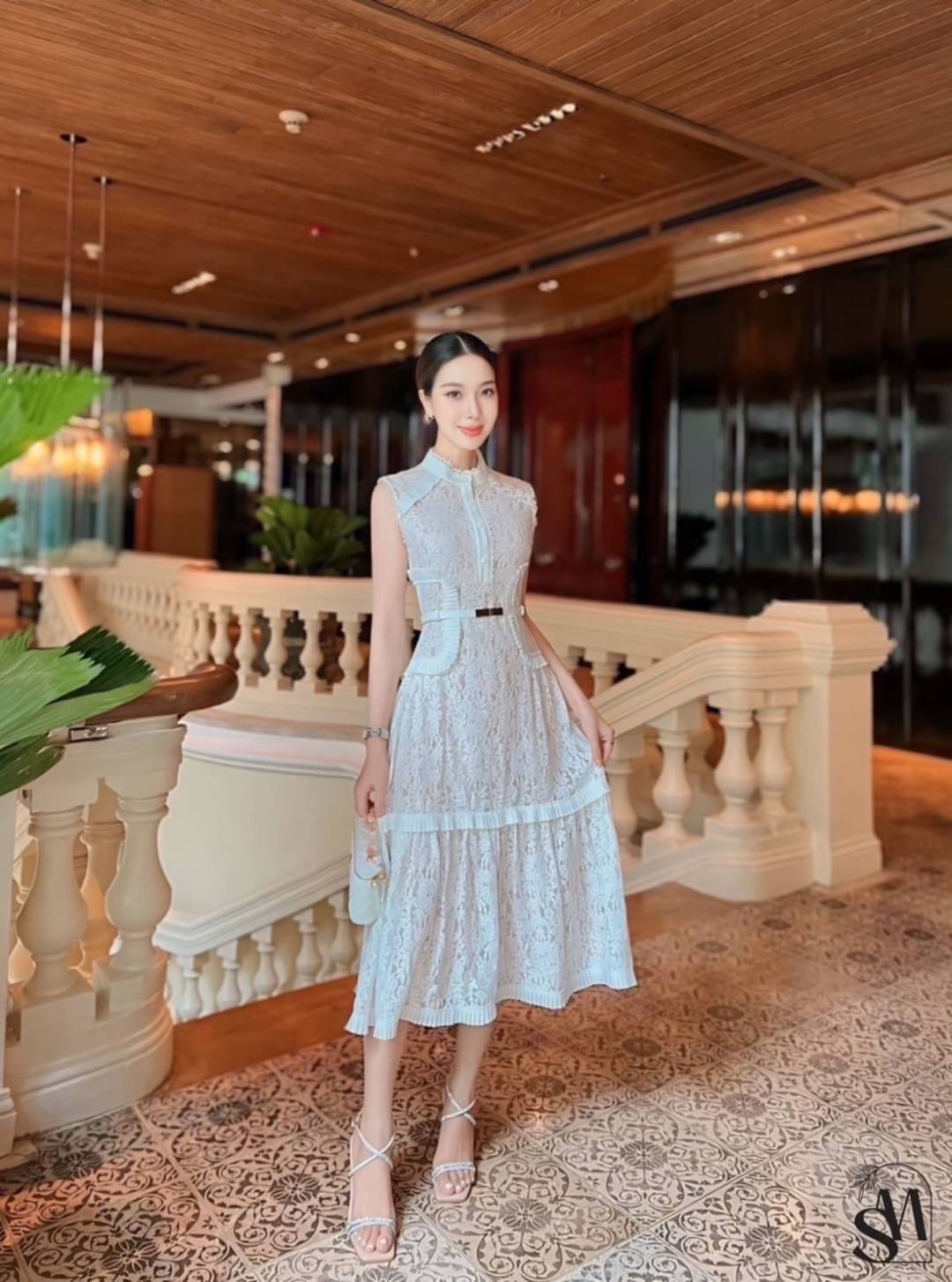 มิดิเดรสคอปีนกระดุมใช้งานได้จริง เนื้อผ้าลูกไม้นิ่มตัดกับซับในสีเบจ กุ้นและตกแต่งด้วยลูกไม้และผ้าอัดพลีท งานมีซับในซิปหลัง มาพร้อมเข็มขัดเข้าเซต ให้ลุคสวยสุภาพ