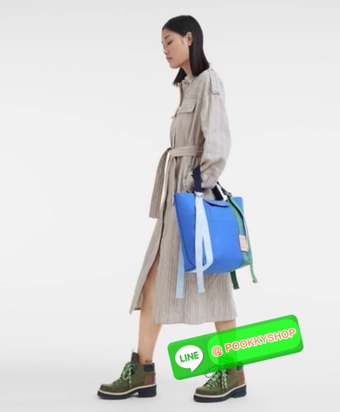 💕LONGCHAMP LE PLIAGE RE-PLAY Tote bag S เป็นอีกรุ่นที่น่าสนใจในการออกแบบ กระเป๋าโท้ทแนวตั้งที่กว้างขวางมีน้ำหนักเบา ใช้งานได้จริง ปิดด้วยกระดุมแป๊กและสามารถถือด้วยมือ สะพายไหล่ และสะพายข้างลำตัว Le Pliage Re-Play เวอร์ชันใหม่นี้ยังคงเติมชีวิตชีวา