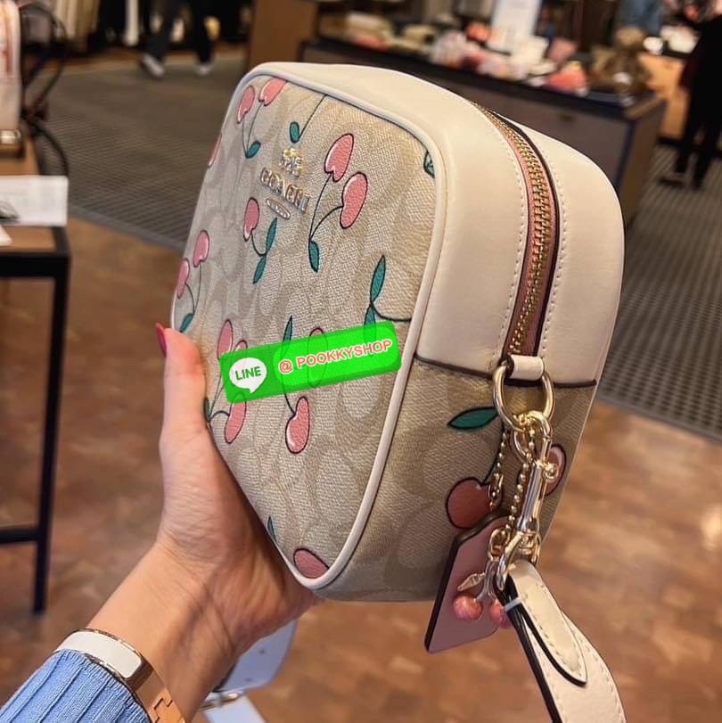 Coach Jamie Camera Bag In Signature Canvas With Heart Cherry Print พร้อมส่งค่ะ กระเป๋าสะพายแบบครอสบอดี้ร์ ขนาดพอดีลำตัวไม่เล็กเกินไปค่ะ เปิด-ปิดกระเป๋าแบบซิป ภายในสามารถใส่มือถือได้ทุกรุ่น;กระเป๋าเงินใบกลางได้;มีช่องเสียบบัตรให้2ช่อง และช่องเล็กใส่ของจุกจ