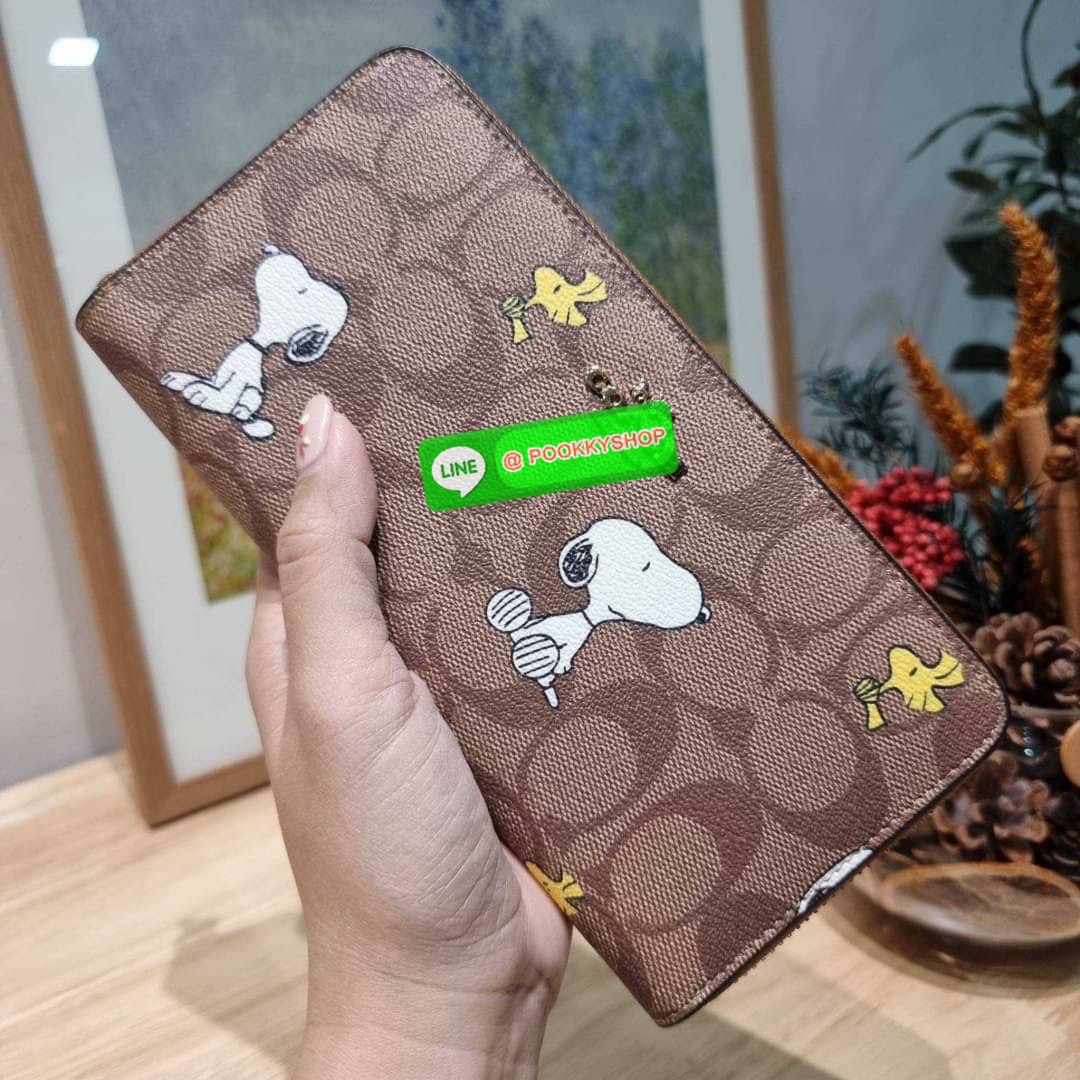 COACH CE705 COACH × PEANUTS LONG ZIP AROUND WALLET IN SIGNATURE CANVAS WITH SNOOPY WOODSTOCK PRINT ใหม่ล่าสุด กับกระเป๋าสตางค์ใบยาวกึ่งคล้องมือ สวยดูแพง ดีไซน์เหล่าการ์ตูนยอดฮิต คลาสสิคไม่มีเอาท์ วัสดุหนังแคนวาสเคลือบผิว ดูแลรักษาง่าย มาพร้อมสายคล้องมือ ถ