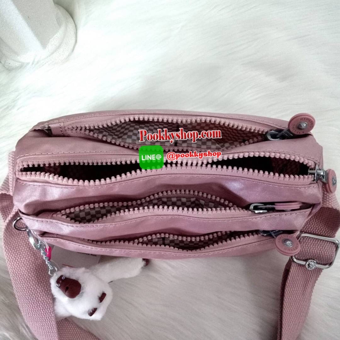 KIPLING Mini Crossbodybag กระเป๋าสะพายข้างขนาดกะทัดรัด ผลิตจากวัสดุ Nylon+ Polyester100% มีช่องใช้งานแยกย่อยมากถึง 4 ช่อง -ด้านหน้ามีช่องซิป 2 ช่อง -ช่องหลักโล่ง กว้าง จุของใช้ได้เยอะ -ด้านหลังมีช่องซิปอีก 1 ช่อง มาพร้อมพวงกุญเเจลิง สายสะพายยาวสามารถปรับไ