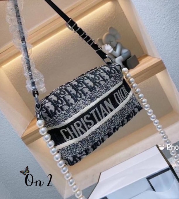 Christian Dior x Alexander Wang กระเป๋าสะพายdior ผ้าทอลาย Dior ซิปบน ที่รวมตัวกับ wang เพิ่มความหรูหรามากขึ้น มาพร้อมสายมุกยาวสะพายครอสบอดี้ถอดออกได้ค่ะ งานสวยอะไหลาปั๊มทุกจุด