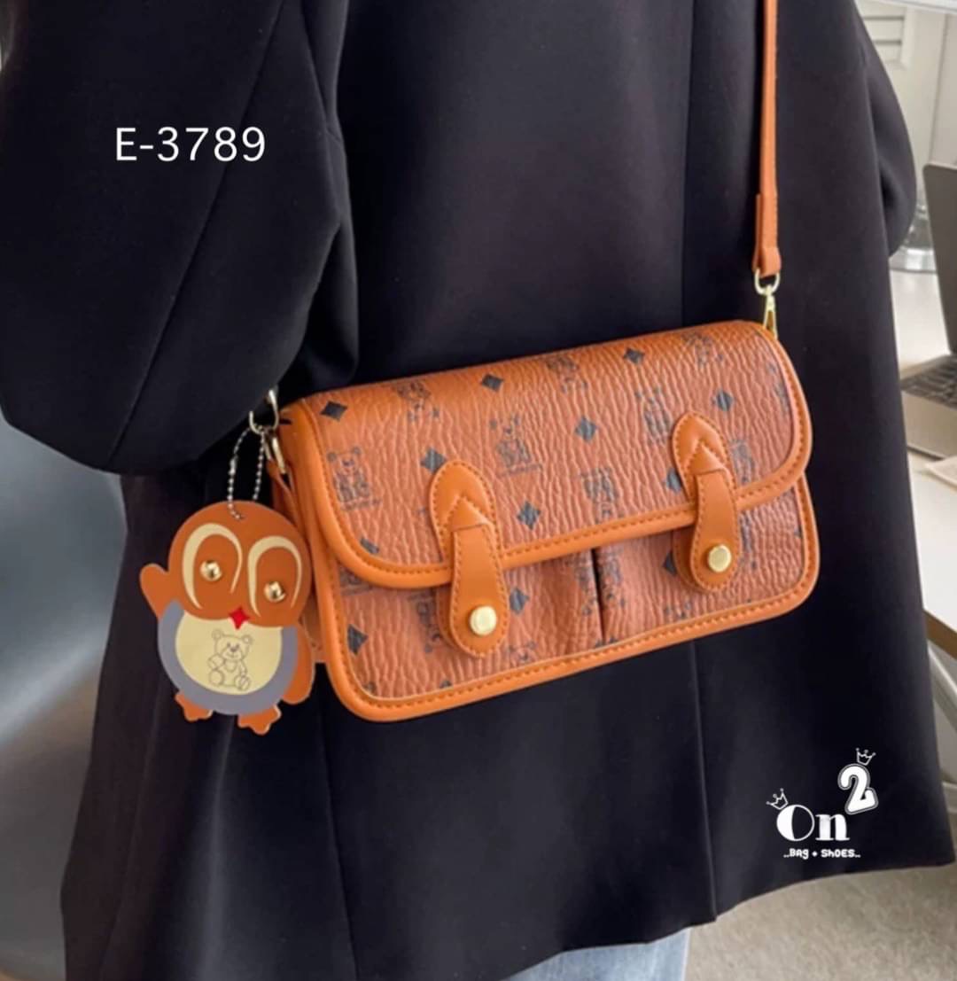 กระเป๋าสะพายข้างทรงแมสเซนเจอร์ เปิดหน้าอะไหล่ทอง มาพร้อมพวงกุญแจ+สายสะพายยาว พร้อมส่ง 3สีค่ะ