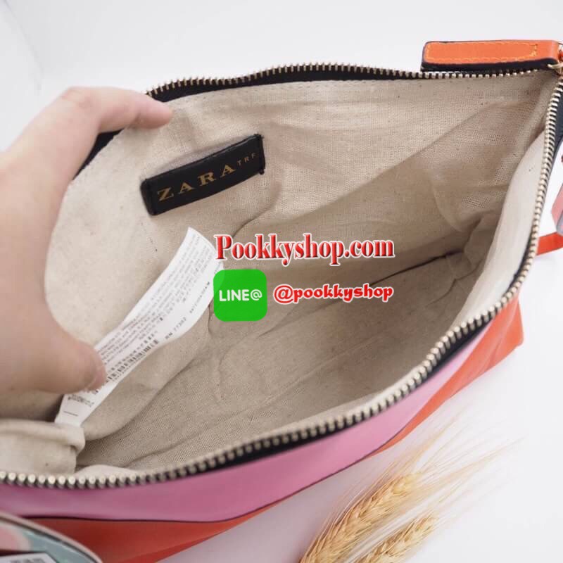 Zara two-tone clucth with pendant-collection fuit จากแบรนด์ zara มาในสีสันสดใส น่ารักๆ พร้อมพวงกุญห้อยลายแตงโม สายสะพายสามารถถอดออกได้ สะพายข้างหรือถือแบบคลัช ได้ทั้งสองแบบค่ะ สีสันน่ารักมาก สดใสๆ ใบใหญ่ ใส่ไอแพด ได้เลยค่ะ