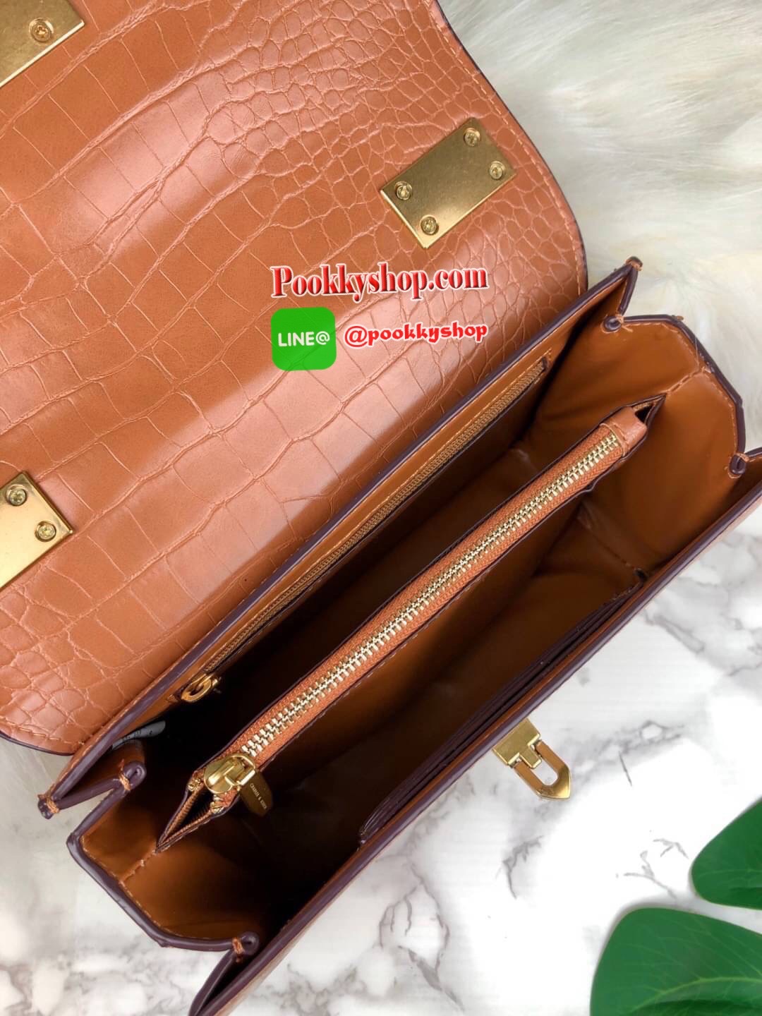 กระเป๋าสะพาย/ถือลายจระเข้รุ่น CHARLES & KEITH CROC-EFFECT CHAIN STRAP CROSSBODY BAG ด้านหน้าปั๊มแบรนด์ เปิดปิดแบบเปิดล็อก ด้านในแบ่งออกเป็น 2 ช่องใหญ่ มีช่องซิปตรงกลาง ช่องการ์ด 4 ช่อง ด้านในสามารถใส่กระเป๋าเงินใบกลางได้ /iPhone plus สายสะพายเป็นสายโซ่ครึ