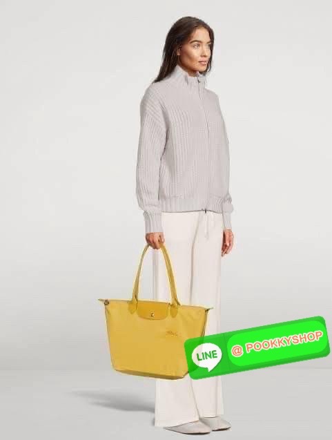 LONGCHAMP LE PLIAGE GREEN Shoulder bag S กระเป๋าใบนี้ดึงดูดใจคุณด้วยรูปทรงมินิมอลและกะทัดรัด หูกระเป๋าที่ยาวช่วยให้คุณสะพายไหล่ได้อย่างสบาย การปิดด้วยซิปช่วยให้มั่นใจได้ว่าสิ่งของทั้งหมดของคุณปลอดภัย Longchamp ดึงแรงบันดาลใจจาก origami สร้าง LE Pliage Gre