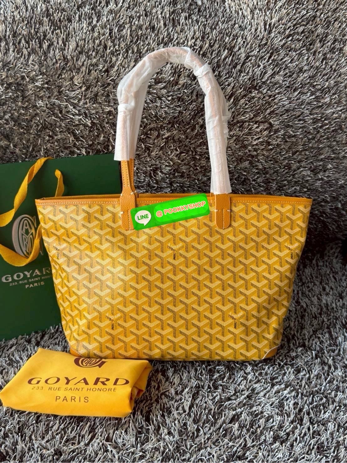 Goyard Artois PM Bag กระเป๋า Artois PM เป็นกระเป๋าที่มีซิปด้านบนเพิ่มคงามปลอดภัย ภายในพื้นที่กว้างเพื่อจัดระเบียบข้าวของของคุณ มันโดดเด่นด้วยฐานด้านล่างทั้งสองมุมเย็บต่อด้วยหนังใช้งานในแบบทางการหรือกึ่งทางการก็ได้