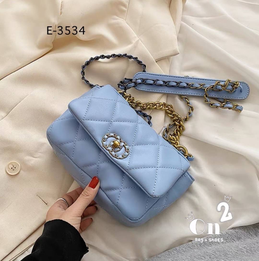 กระเป๋าสะพายไหล่ทรงชาแนล หนังpu งานนิ่ม ทรงสวย สะพายไหล่ หรือสะพายข้างก็เก๋ อะไหล่สีทอง สายโซ่ร้อยหนัง มีหนังรองบ่า สะพายแล้วไม่เจ็บบ่าจ้า