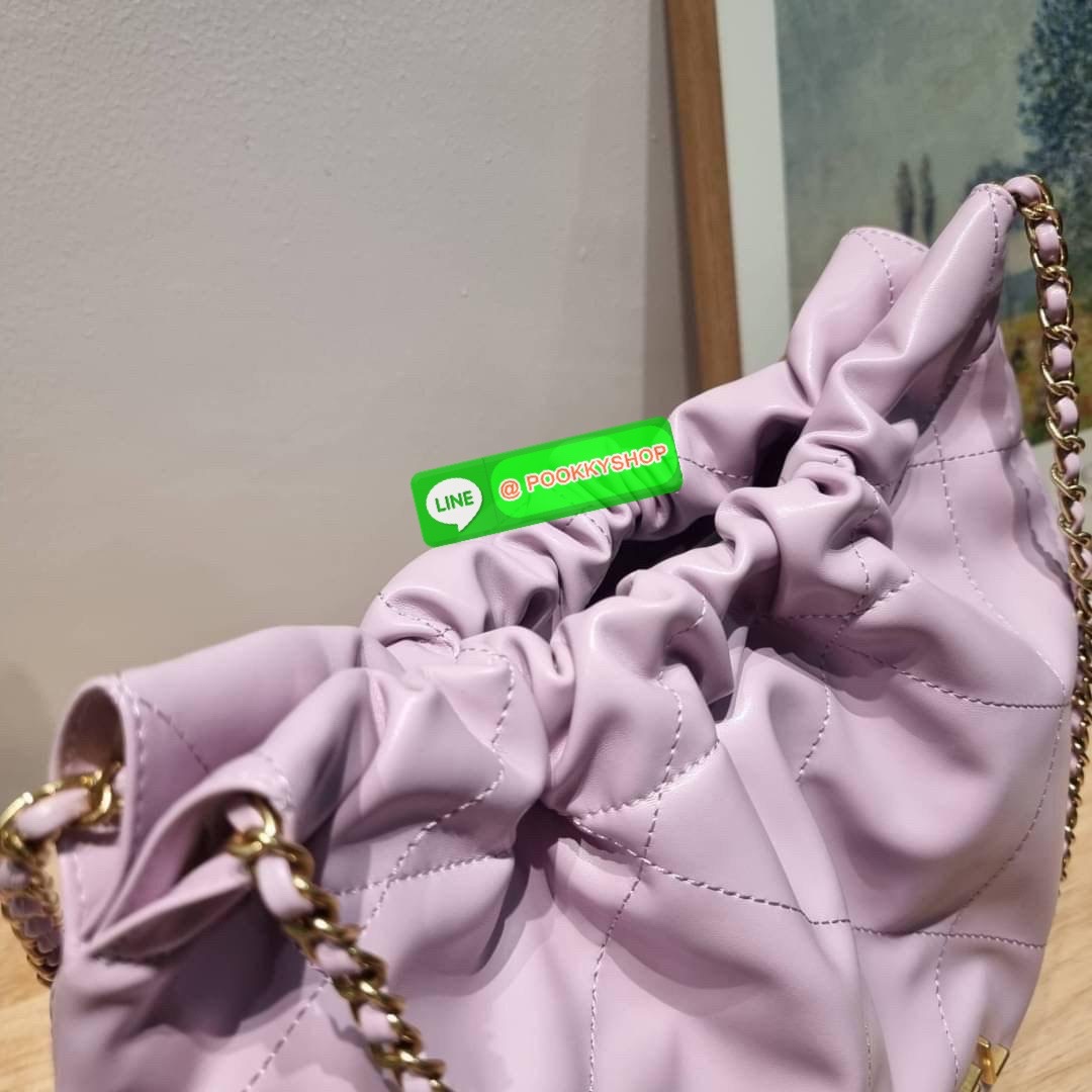 เกินต้านที่สุดกับไอเท็มนี้ Chanel 22 ที่สาวๆหรือใครๆก็ต้องมีแล้ว!! แค่เห็นก็หลงรัก กระเป๋าทรงสวย ดีเทลเรียบแต่มีความหรูแอบซ่อนอยู่ ด้วยดีไซน์สายสะพายโซ่สีทอง และโลโก้อันโดดเด่น วัสดุหนังแกะ สัมผัสดีงามน่าหลงใหลมาก ใช้ได้ง่ายๆไปเลยทุกโอกาส ใช้งานได้สะดวก ม