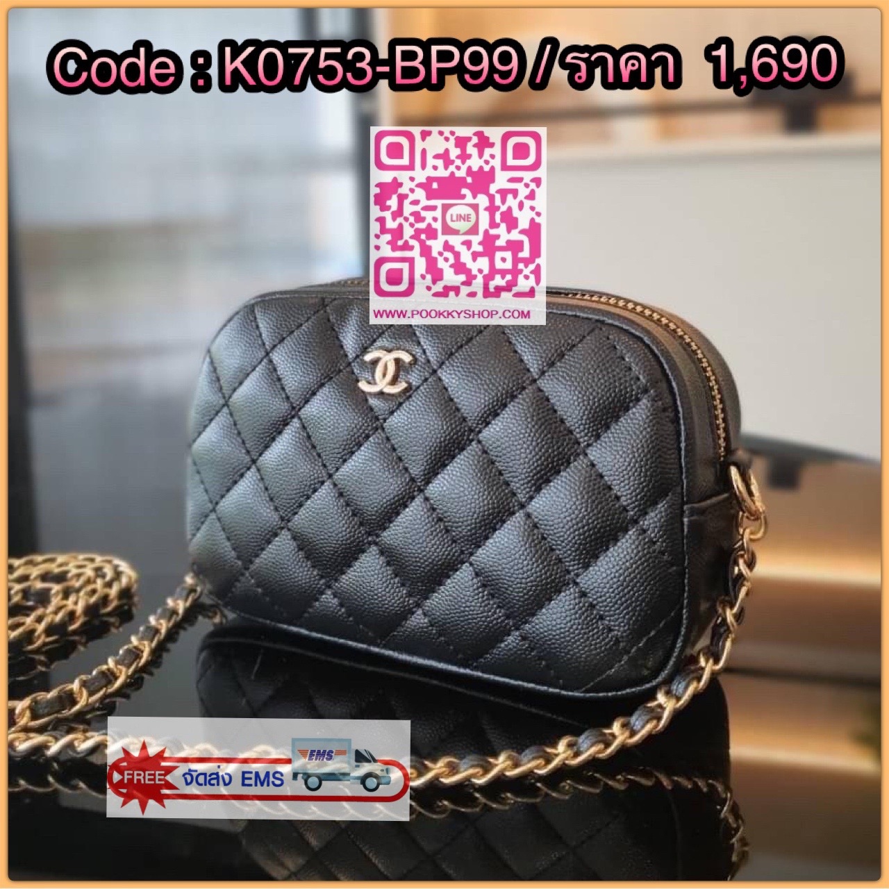 NEW ARRIVALS!! กับ CHANEL VIP GIFT CROSSBODY CHAIN BAG กระเป๋าทรงสะพายข้าง ที่กำลังมาแรงมาในตอนนี้ ตัวกระเป๋าเป็นกระเป๋าสตางค์หนังพียูพรีเมี่ยมลายคาเวียร์ อะไหล่ทองทั้งใบ ด้านหน้าประดับโลโก้สุดหรู เปิดปิดด้วยซิปยาว ใส่กระเป๋าสตางค์ใบสั้น iphone pro maxได้