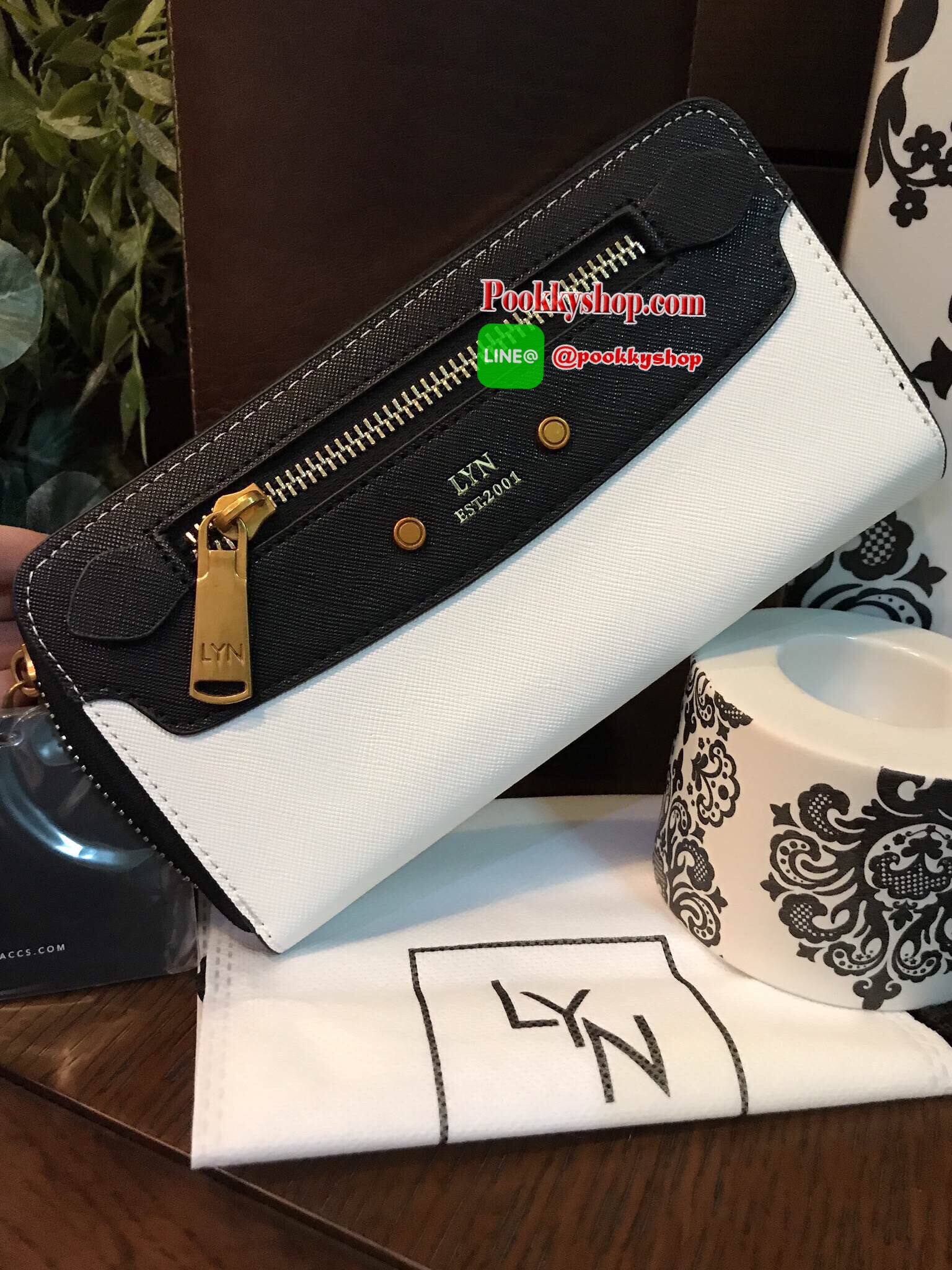 LYN Long Wallet กระเป๋าสตางค์ใบยาวซิปรอบรุ่นใหม่ล่าสุดวัสดุหนัง Saffiano สวยหรูสไตล์ PRADA ด้านหน้ามีโลโก้และช่องซิปใช้งานได้จริง ภายในมีช่องซิปสำหรับใส่เหรียญ, มือถือ iphone และช่องใส่บัตรหลายช่อง หัวซิปปั้มโลโก้แบรนด์ มาพร้อมป้าย Tag เเละถุงผ้ากันฝุ่น L