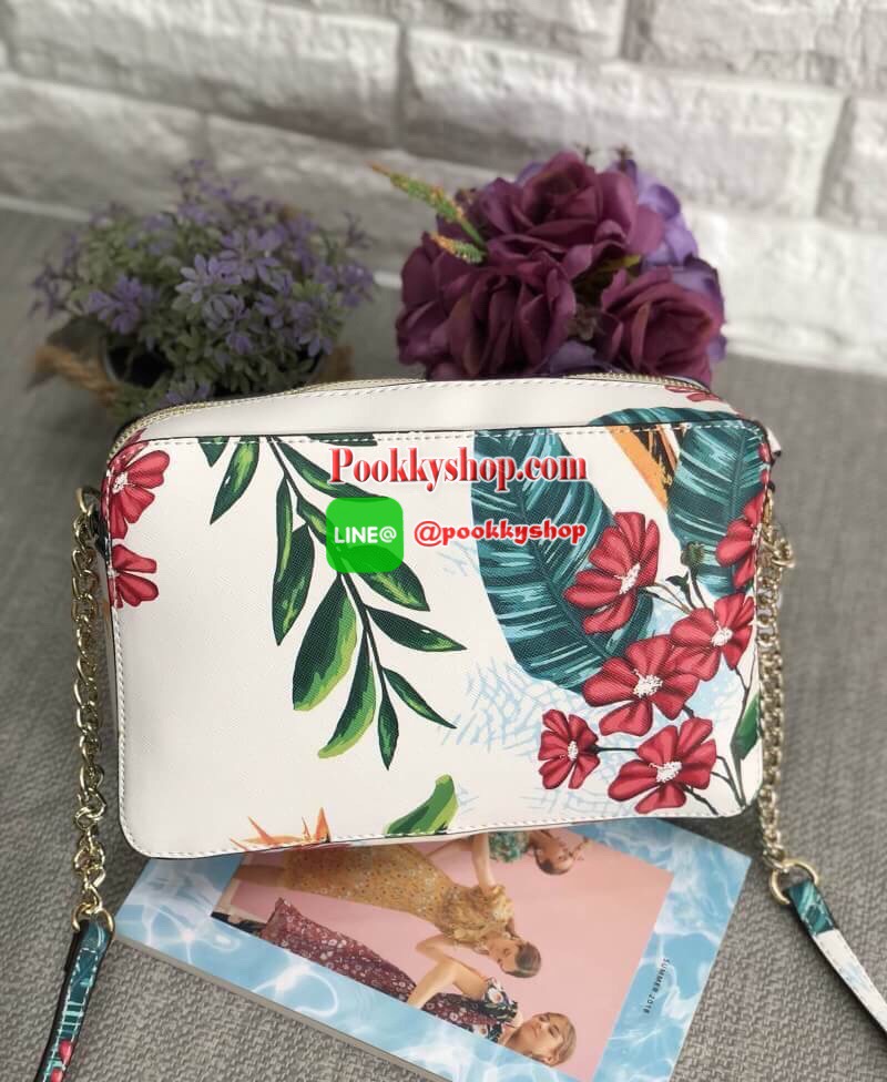 New arrival GUESS CROSSBODY BAG กระเป๋าสะพายแบบครอสบอดี้ร์ ขนาดกำลังดี สีสันสดใส แต่ละลายสวยน่าใช้มากๆค่ะ((ลายเป็นไปตามแพทเทินนะค่ะ)) ด้านหน้าติดอะไหล่แบรนด์ เปิดปิดกระเป๋าแบบซิป ภายในโล่งใส่ของจุค่ะ มีช่องซิป และช่องเล็ก 3ช่องค่ะ สายสะพายแบบโซ่ต่อหนังเลื