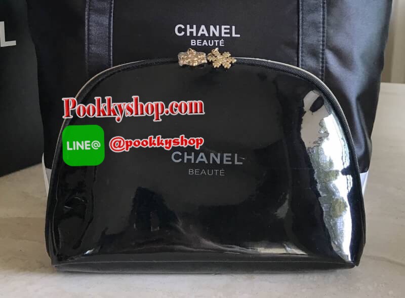 Must Have! Chanel Snowflake Cosmetic Pouch VIP Gift SIZE (L) กระเป๋าอเนกประสงค์พรีเมี่ยมเเท้จาก Chanel Cosmetic Counter วัสดุ PVC เนื้อหนากันน้ำซับในสีดำสกรีนโลโก้แบรนด์สวยหรู ด้านหน้าสกรีน Chanel โดดเด่นที่หัวซิปเป็นคอลเลคชั่น Snowflake zipper สีทองหรูสา