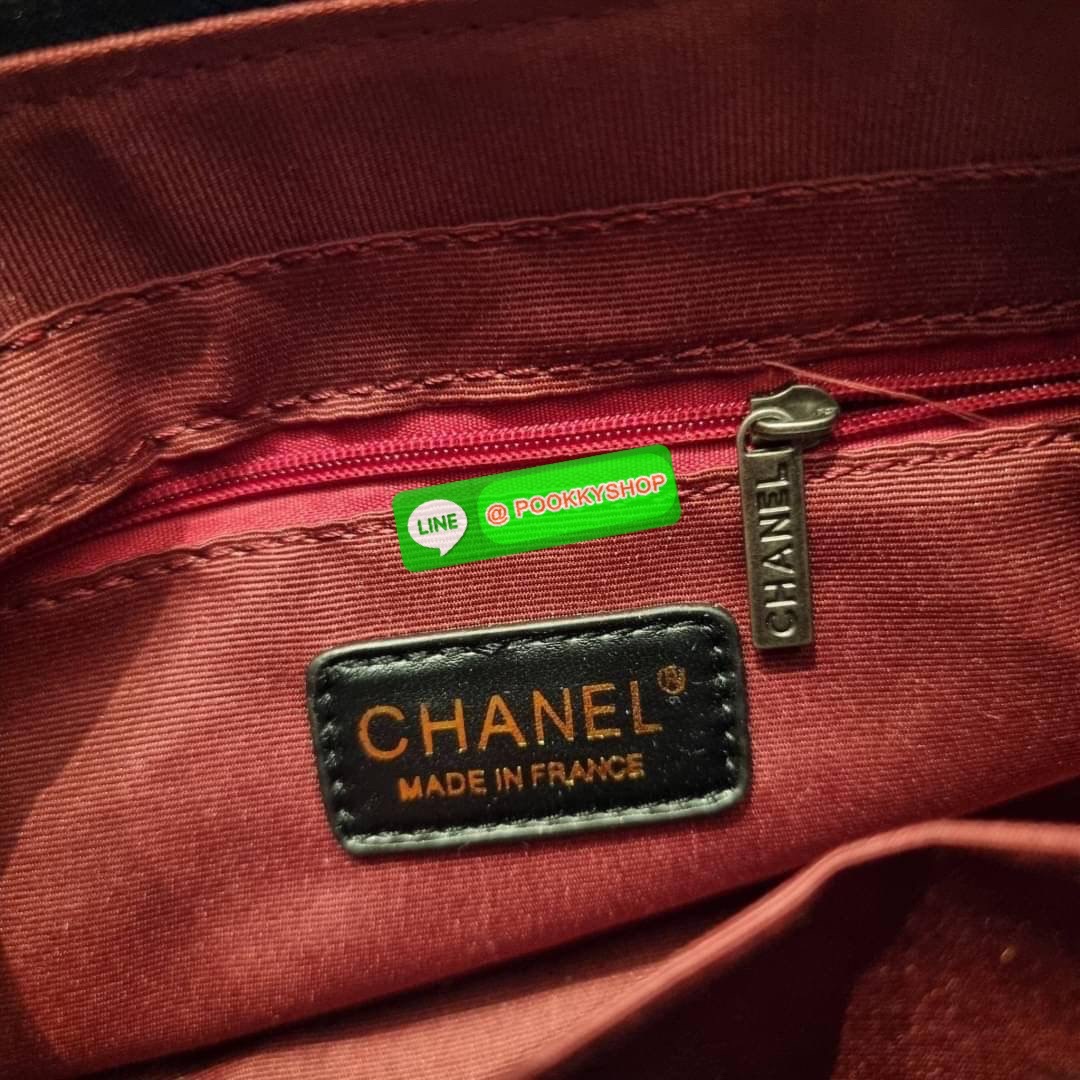 RESTOCK!! LIMITED SHOULDER BAG พรีเมี่ยมกิ๊ฟ Chanel ไซส์คลาสสิค กระเป๋าสะพายข้าง/ไหล่ หนังสังเคราะห์ นิ่ม หรู มาพร้อมพวงกุญแจสัญลักษณ์แบรนด์ พิเศษ!! สายคล้อง jumbo font เพิ่มดีเทลความแพง อะไหล่พร้อมโซ่สะพายสีทองสลับสีเงินรมดำ สามารถสะพาย crossbody หรือสะพ