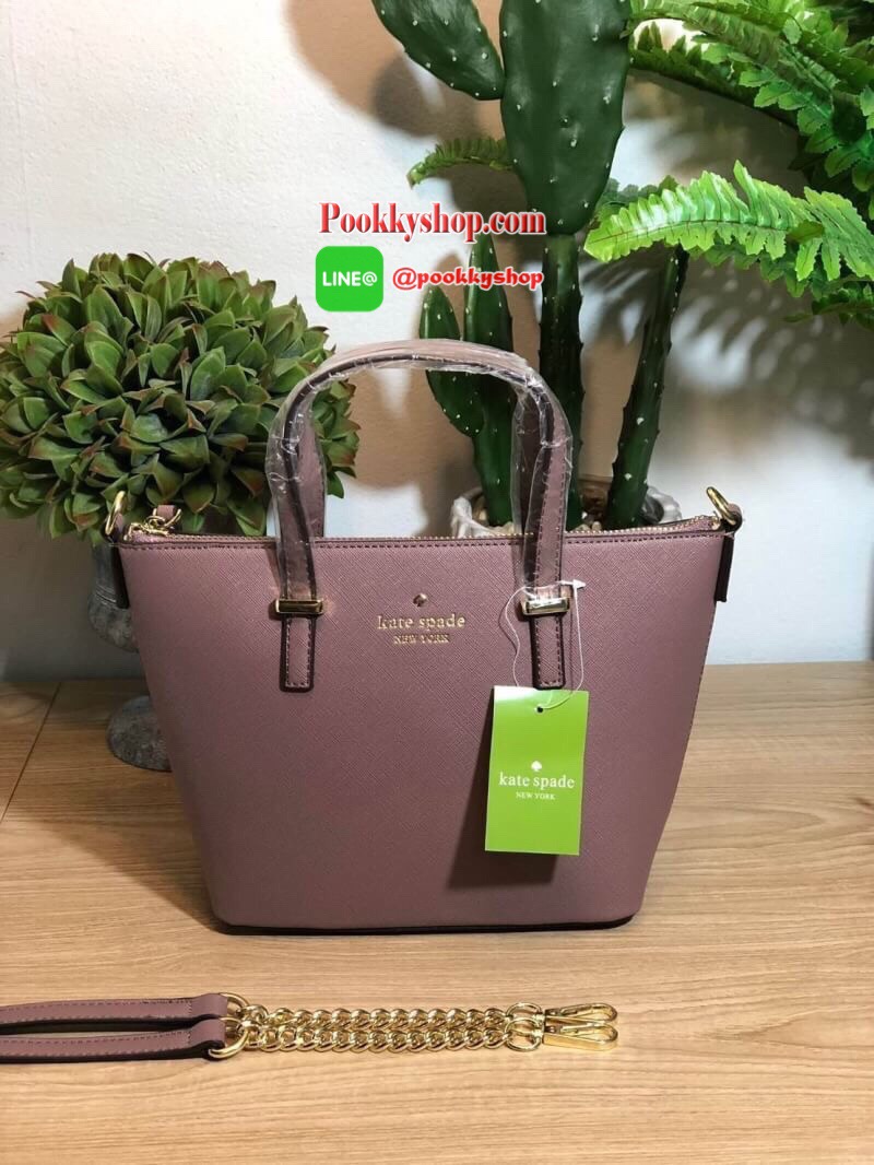 Kate Spade Cedar Street Mini Harmony Crossbody Small Handbag กระเป๋าสะพายใบเล็กสุดน่ารัก วัสดุหนัง Saffiano สวยหรูอยู่ทรงสไตล์ น่ารักไม่ซ้ำใคร ด้านหน้าประดับโลโก้สีทองสวย ภายในมีช่องซิปและช่องเล็ก สามารถใส่ ipad mini กระเป๋าสตางค์ใบยาวของใช้ได้จุกจิกได้เย