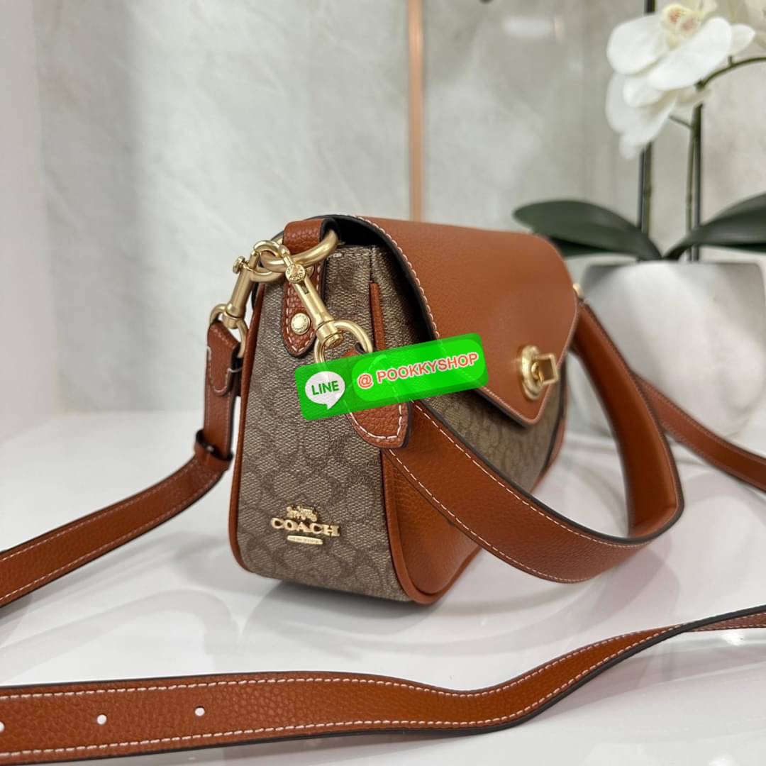 COACH MILLIE SHUOLDER BAG (COACH CE639) กระเป๋าคล้องไหล่และสะพายข้าง วันดุแคนวาส+หนังแท้ เปิด-ปิดกระเป๋าแบบหมุนล็อค ภายในใส่กระเป๋าเงินใบยาว ของจำเป็นอื่นๆได้ มีช่องซิปให้ใส่ของจุกจิก ด้านหลังกระเป๋ามีช่องซิปอีก1ช่อง สายถอดได้ทั้ง2สาย