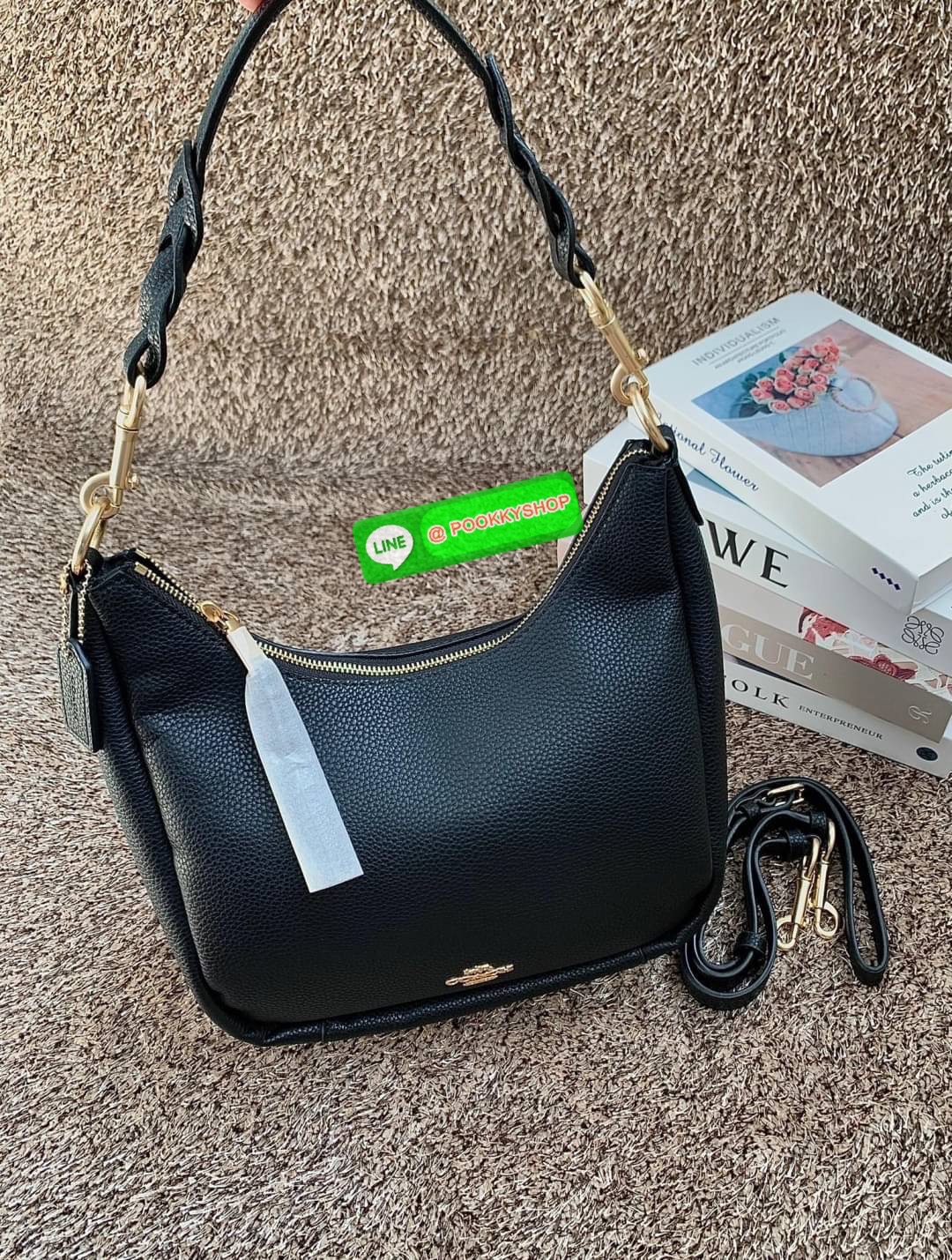 COACH JULES HOBO BAG ((C9189//9190)) 🌍พร้อมส่งที่ไทย! ต้องบอกก่อนว่าหนังรุ่นนี้อย่างดี นิ่มมากๆ สัมผัสแล้วรู้สึกละมุน กับกระเป๋าใบใหญ่ ทรงสวย เปิดปิดกระเป๋าแบบซิปมีหนังห้อยเพิ่มความเก๋ตรงหัวซิปค่ะ ภายในกระเป๋ากว้างมาก ใส่สัมภาระได้ครบครัน หายห่วงเ